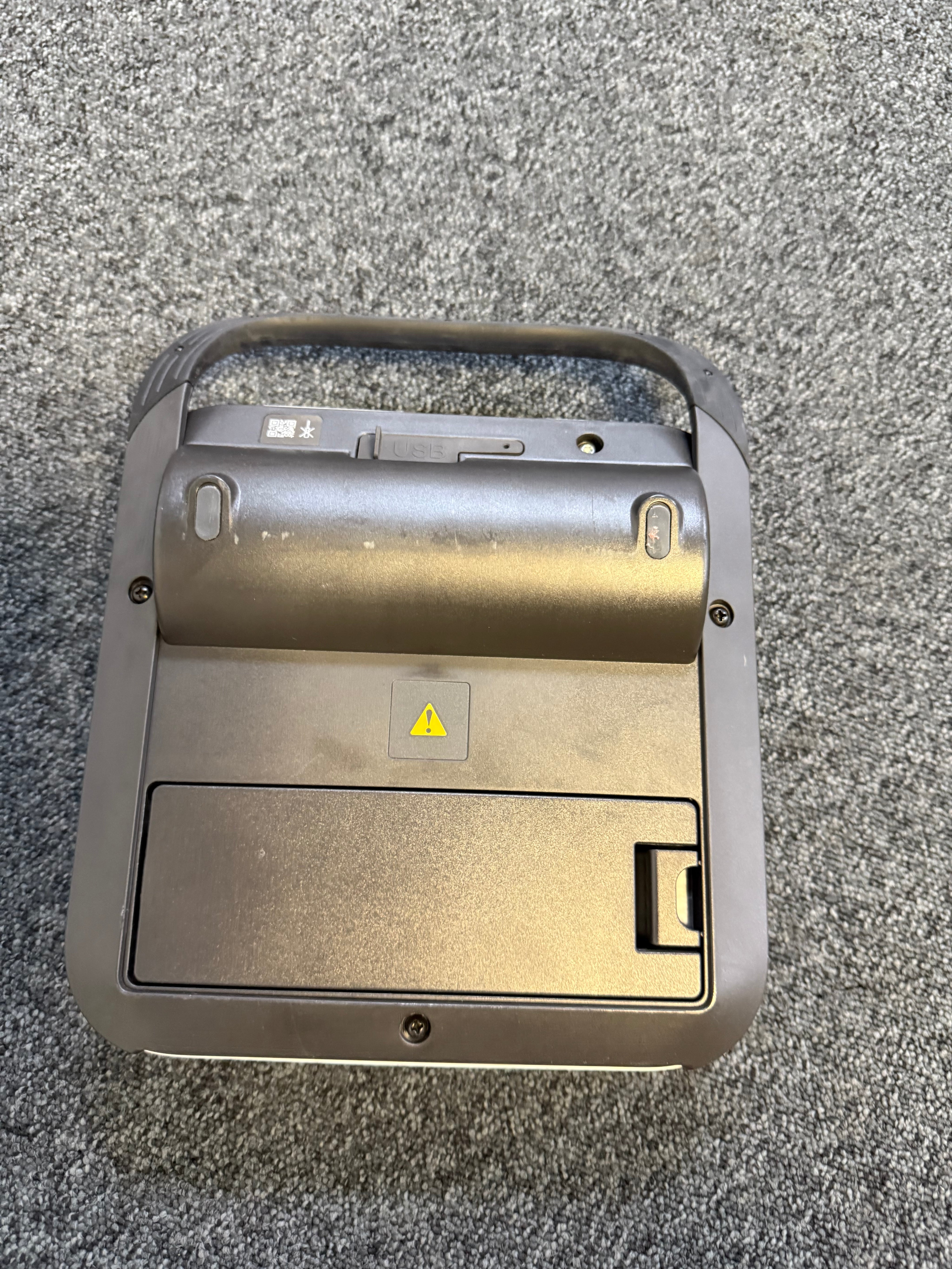 Battery compartment of LIFEPAK CR2 AED