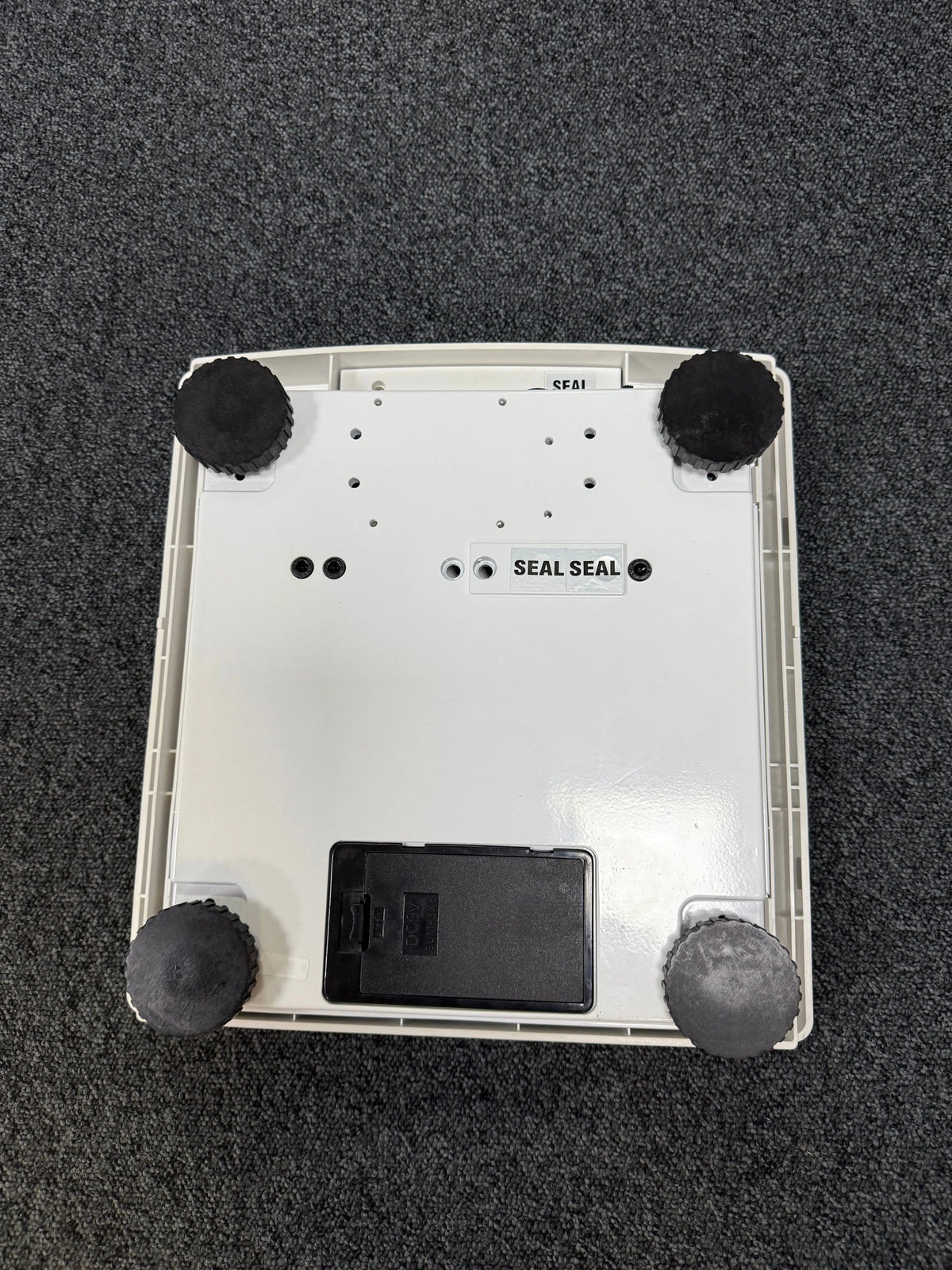 Bottom view of Marsden M-420 scale with control buttons and weight hold function