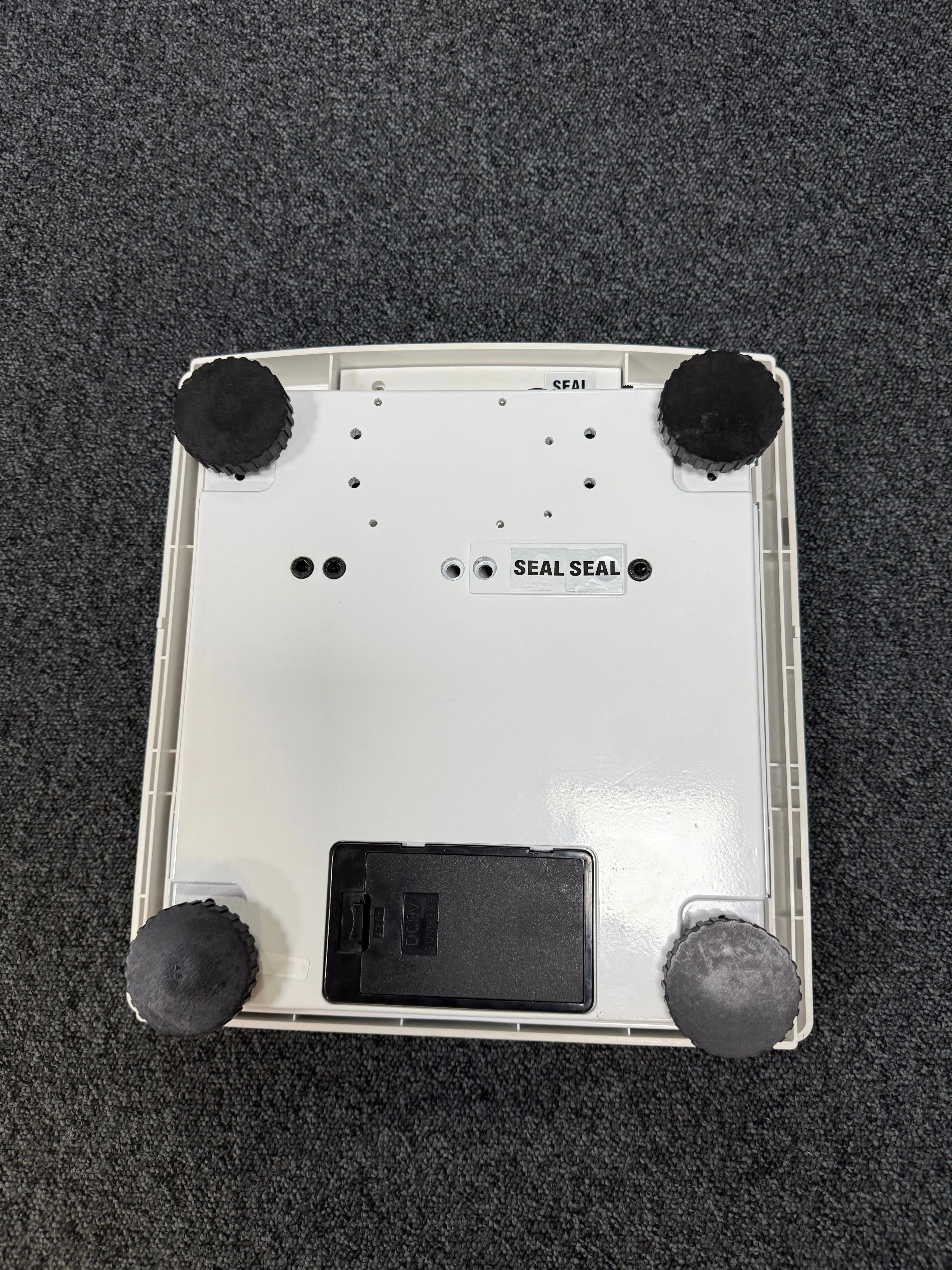 Bottom view of Marsden M-420 scale with control buttons and weight hold function
