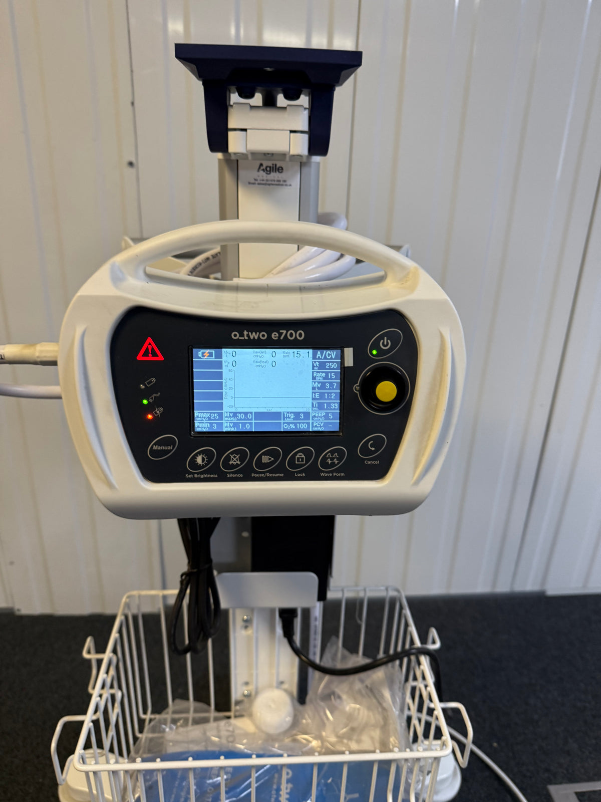Compact e700 ventilator with illuminated LCD display