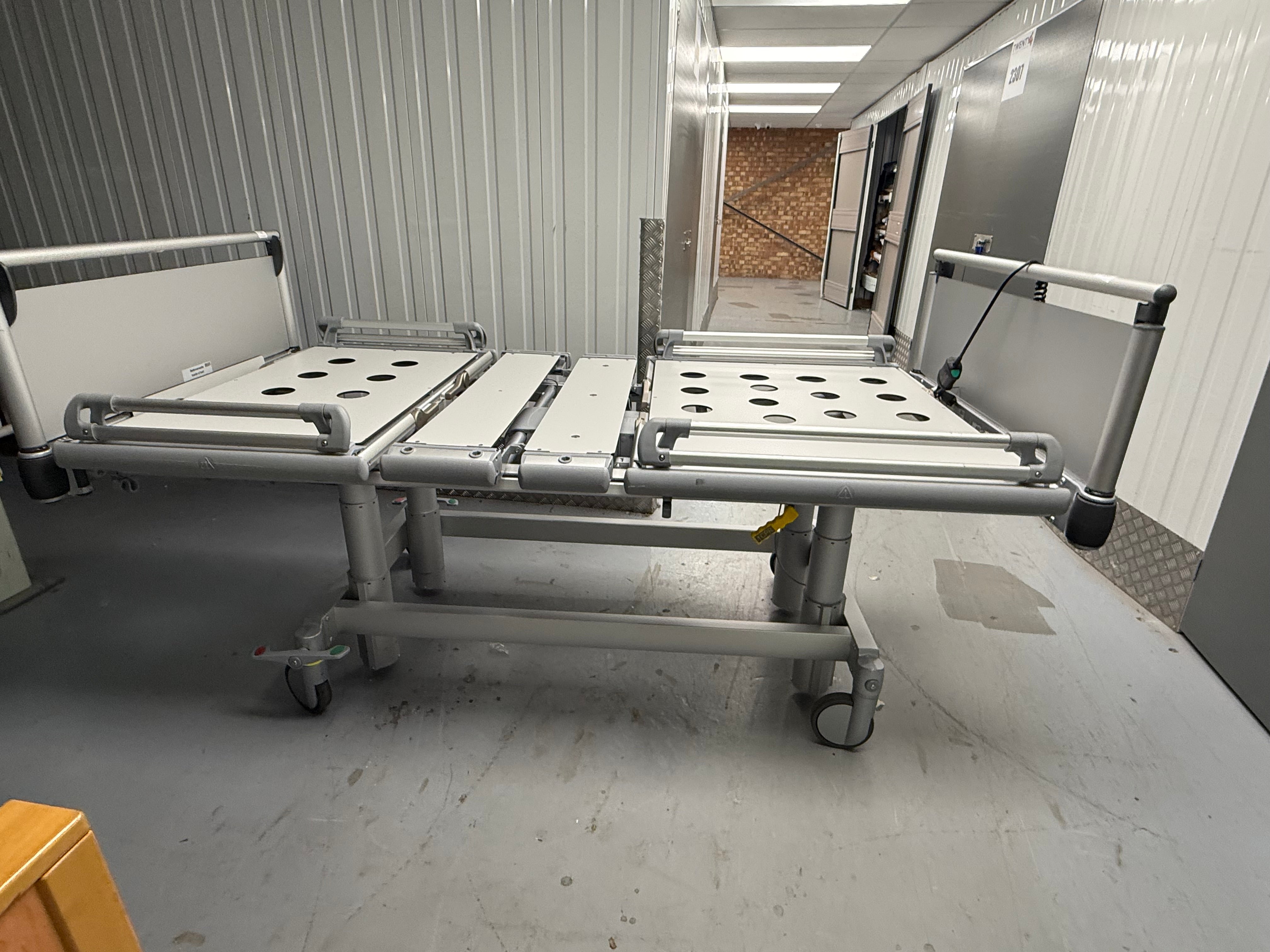 Drop-down side rail mechanism on Volker S 962-2