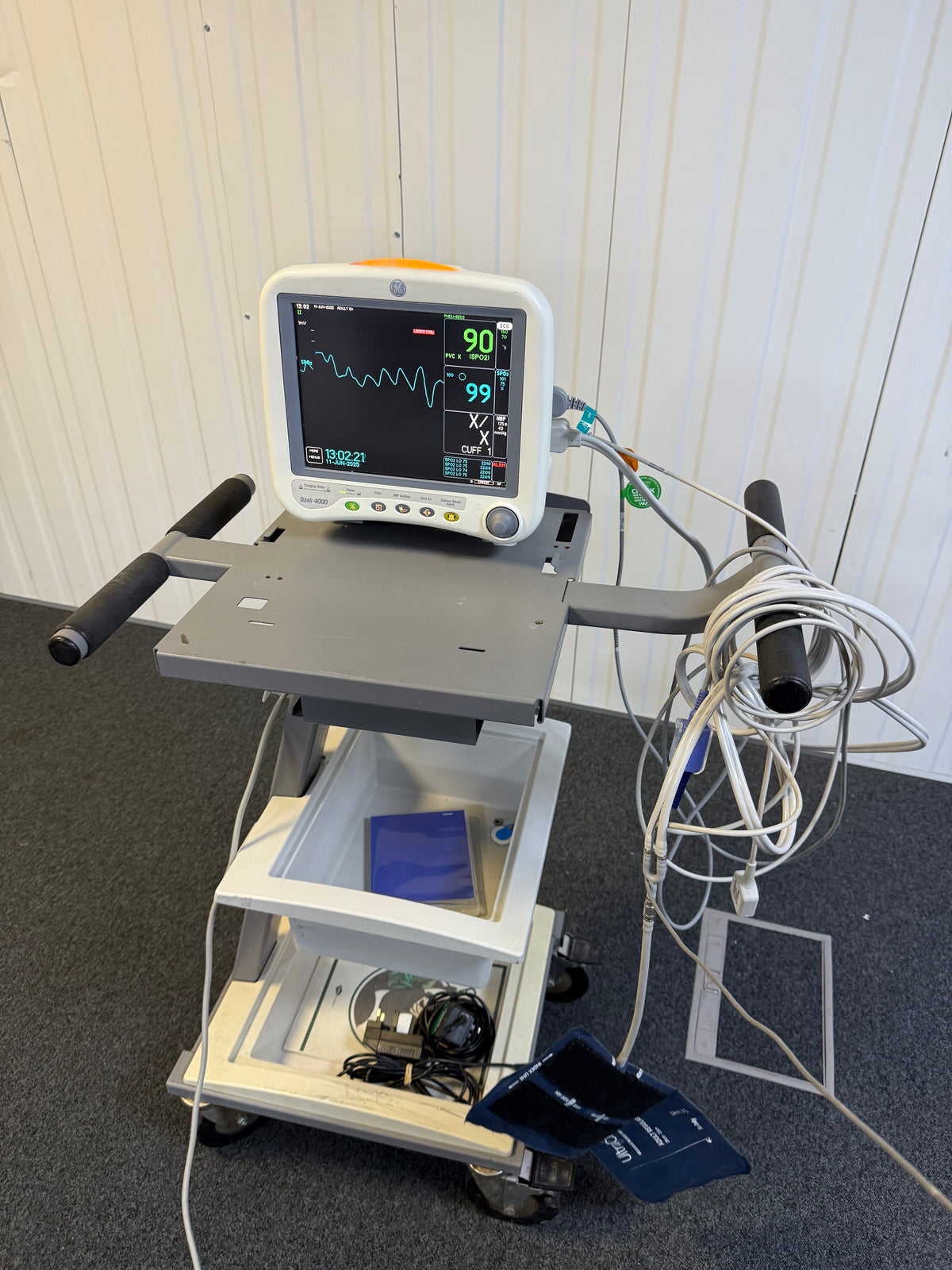 Front view of GE Back view of GE Dash 4000 multiparameter monitor with full patient cables