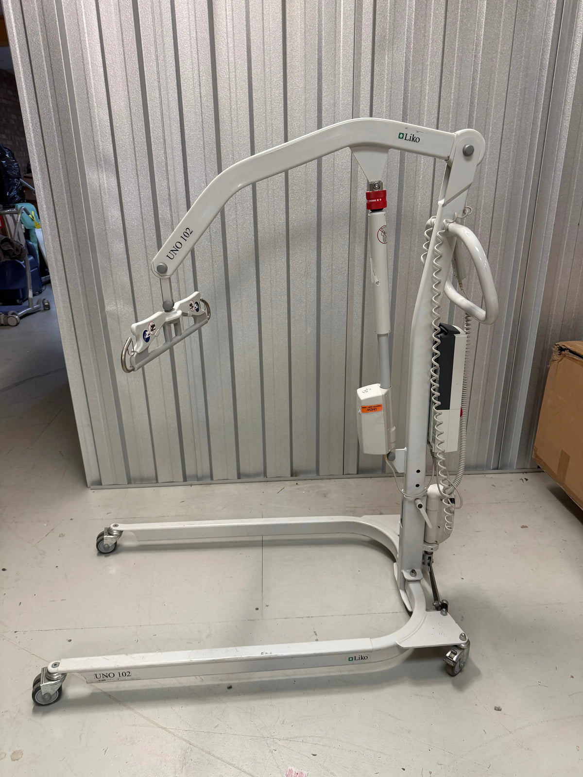 Side view of Liko Uno 102 hoist in a care facility setting