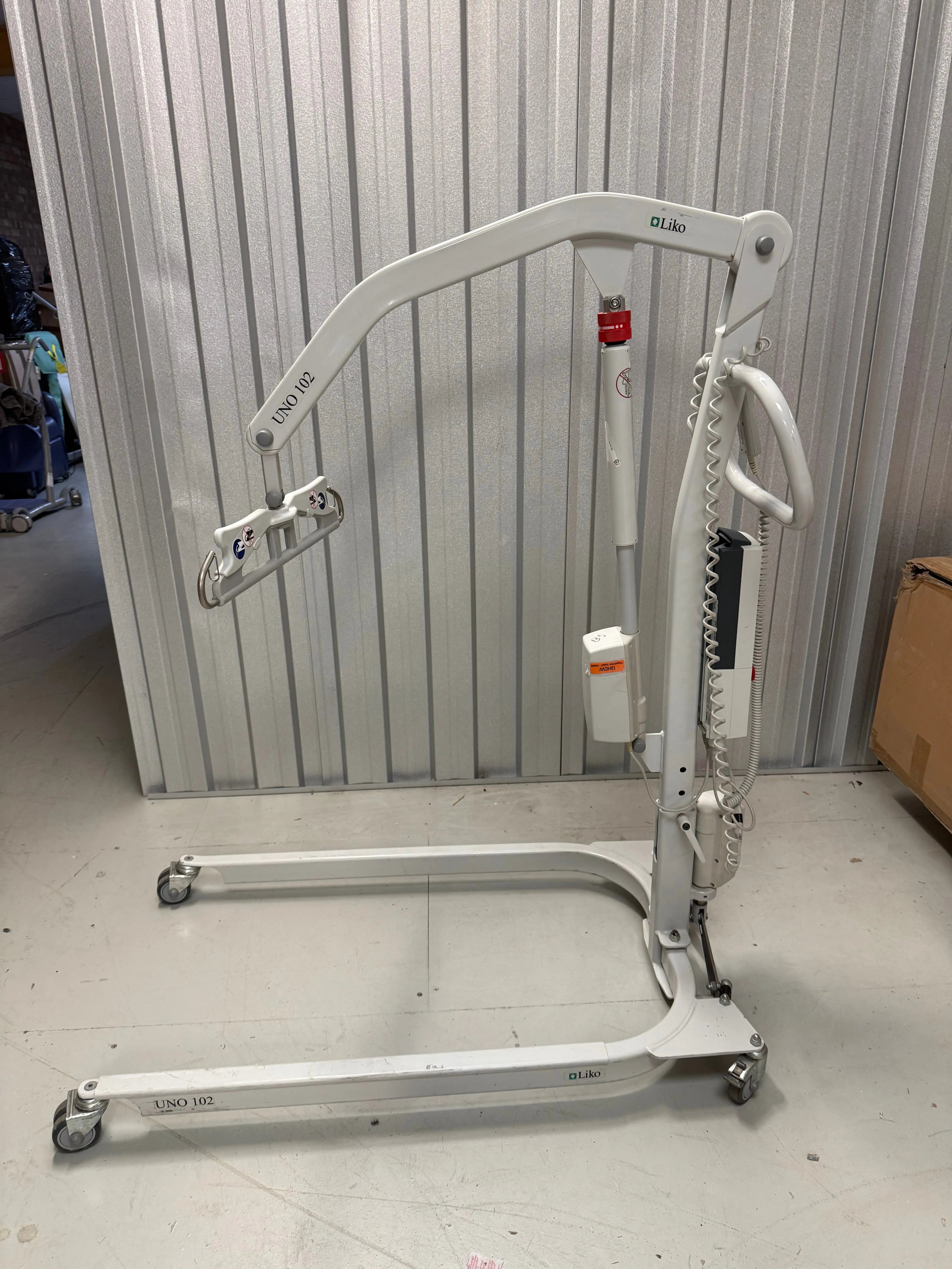 Side view of Liko Uno 102 hoist in a care facility setting