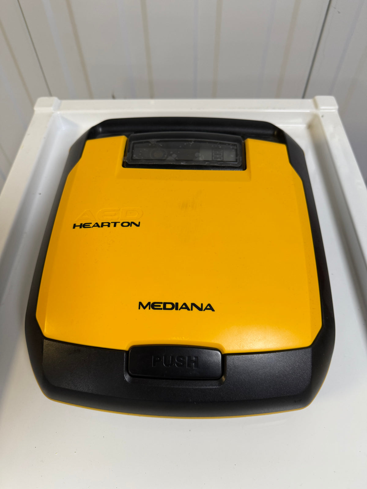 Mediana A10 AED showing LED indicators and voice prompt system
