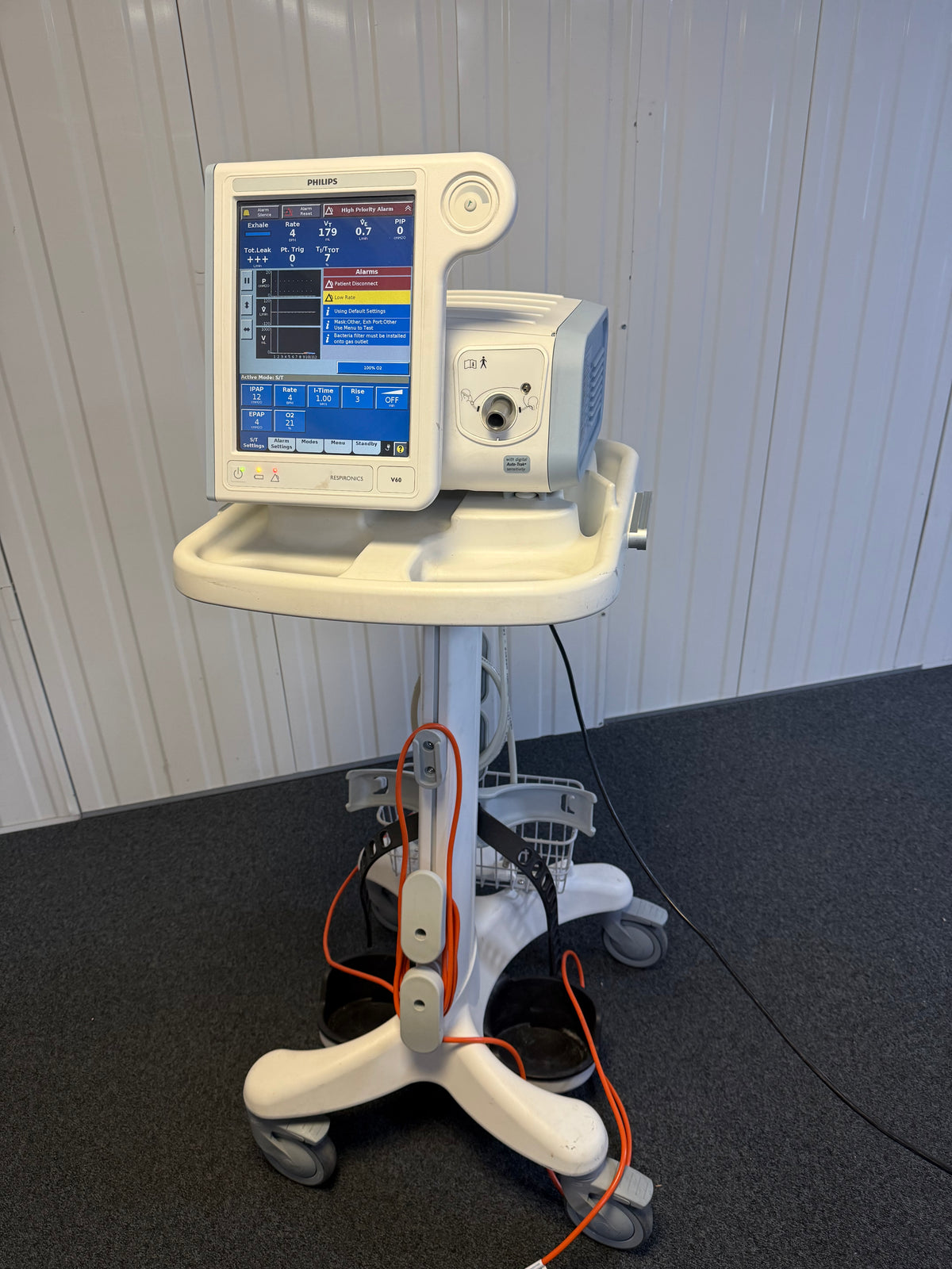 Philips V60 ventilator with battery pack for mobile use in clinical settings