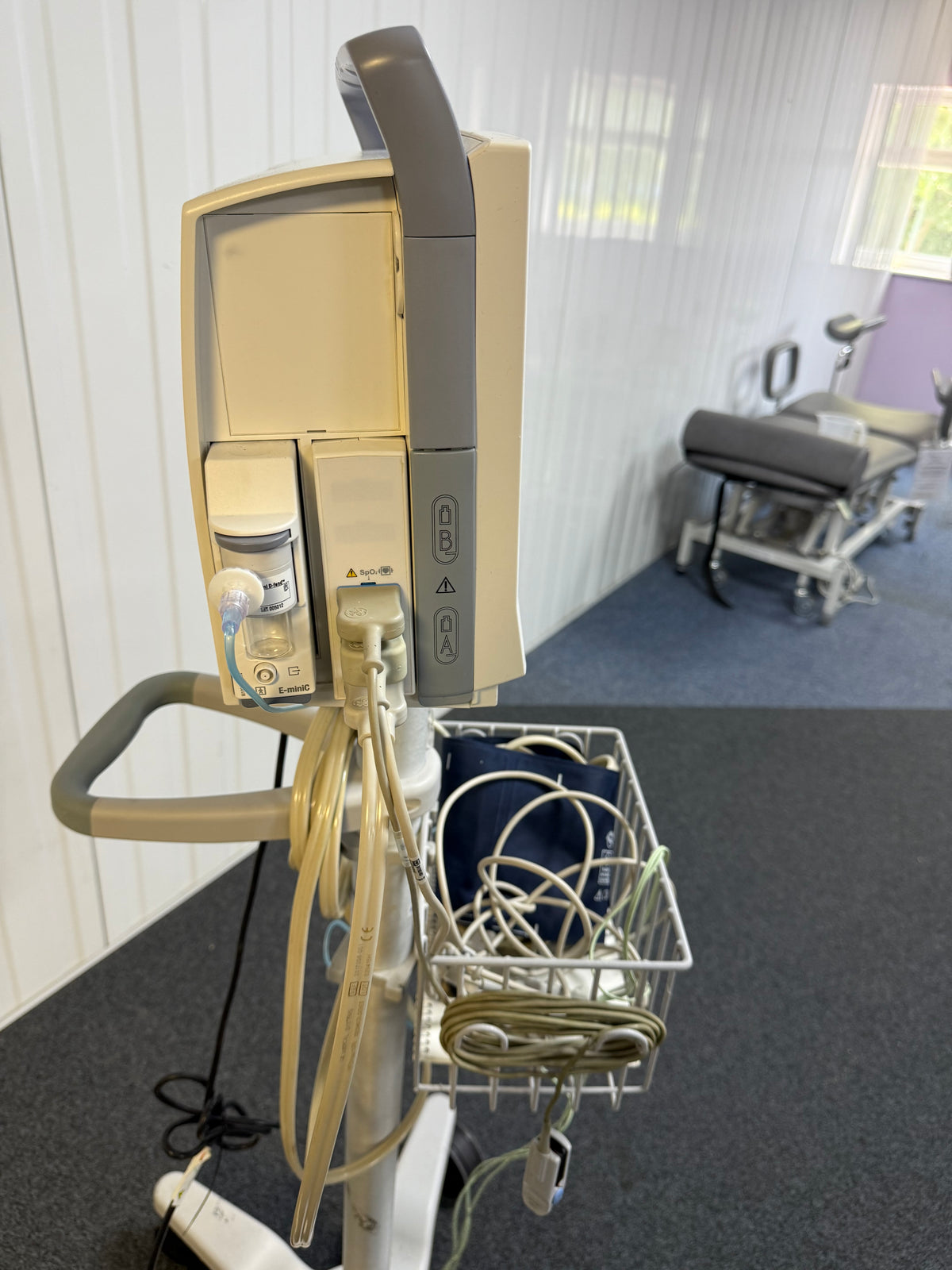 Portable GE patient monitor with ECG leads and SpO2 sensor