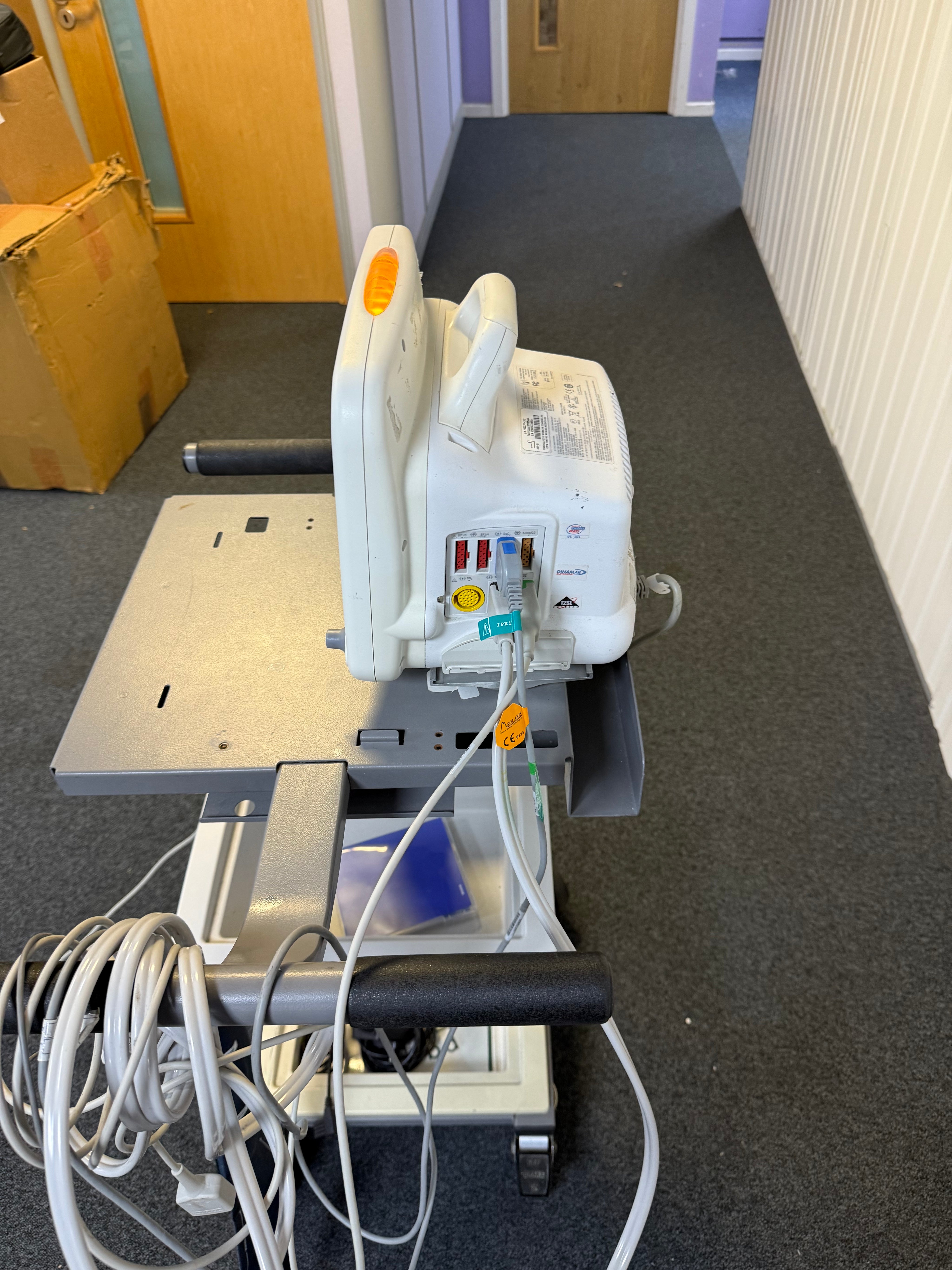 Side view of GE Back view of GE Dash 4000 multiparameter monitor with full patient cables