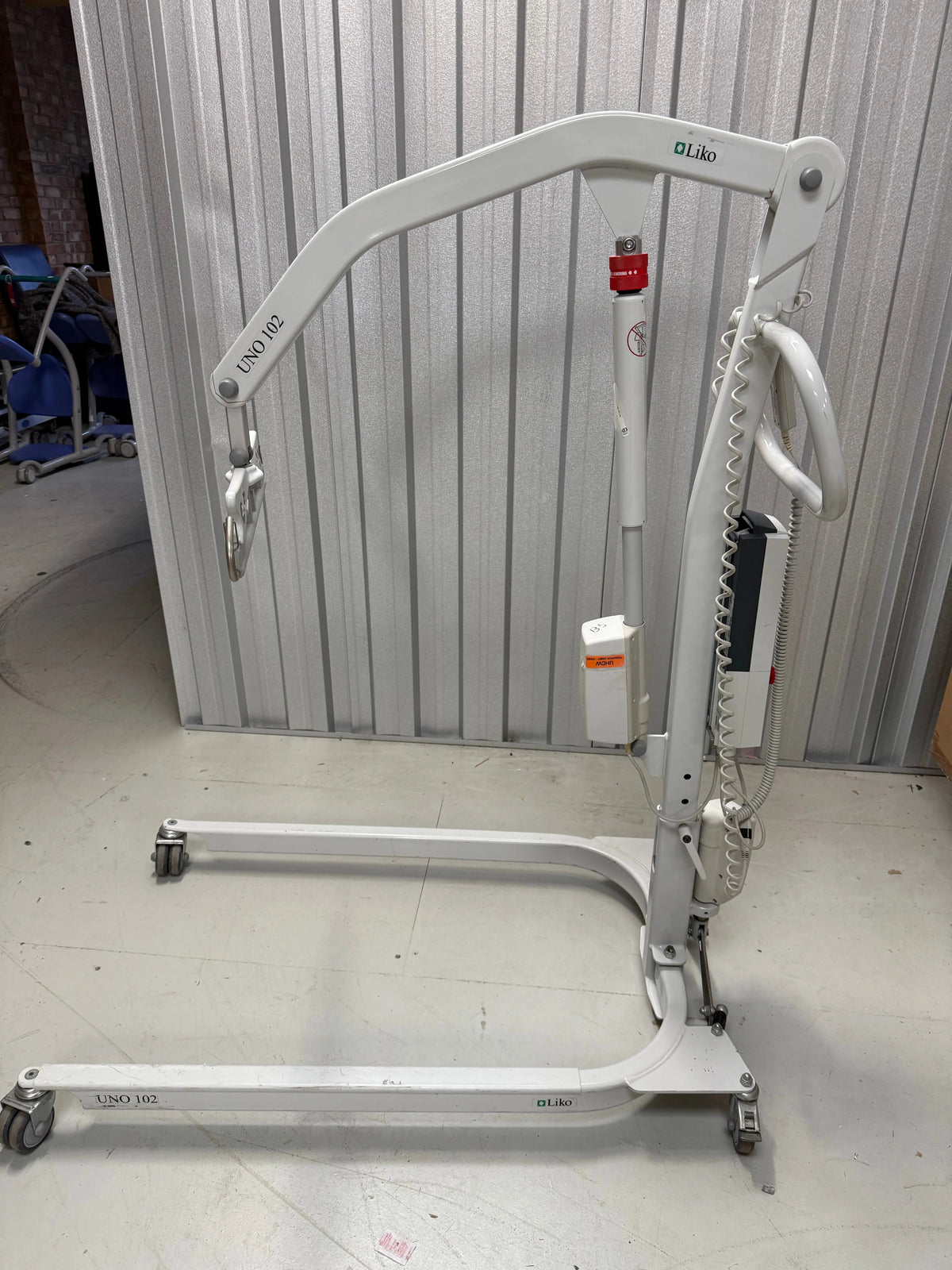 Side view of Liko Uno 102 hoist in a care facility setting