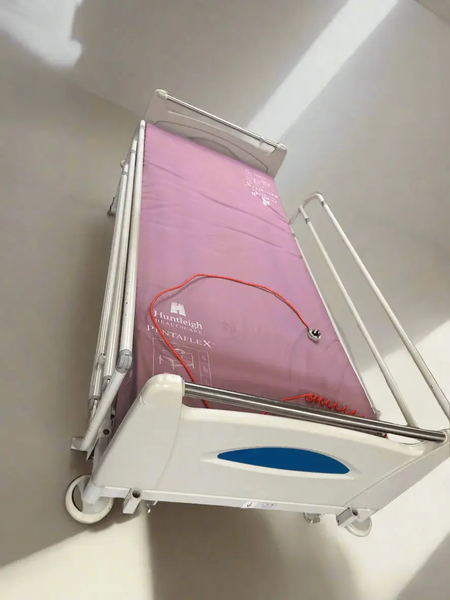 Huntleigh Contoura 480 Electric Hospital Bed with Arjo Pentaflex Mattress - SelfiMed UK