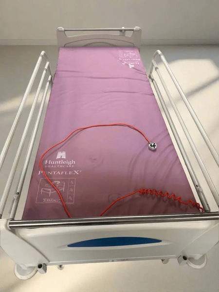 Huntleigh Contoura 480 Electric Hospital Bed with Arjo Pentaflex Mattress - SelfiMed UK