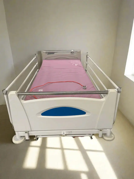 Huntleigh Contoura 480 Electric Hospital Bed with Arjo Pentaflex Mattress - SelfiMed UK