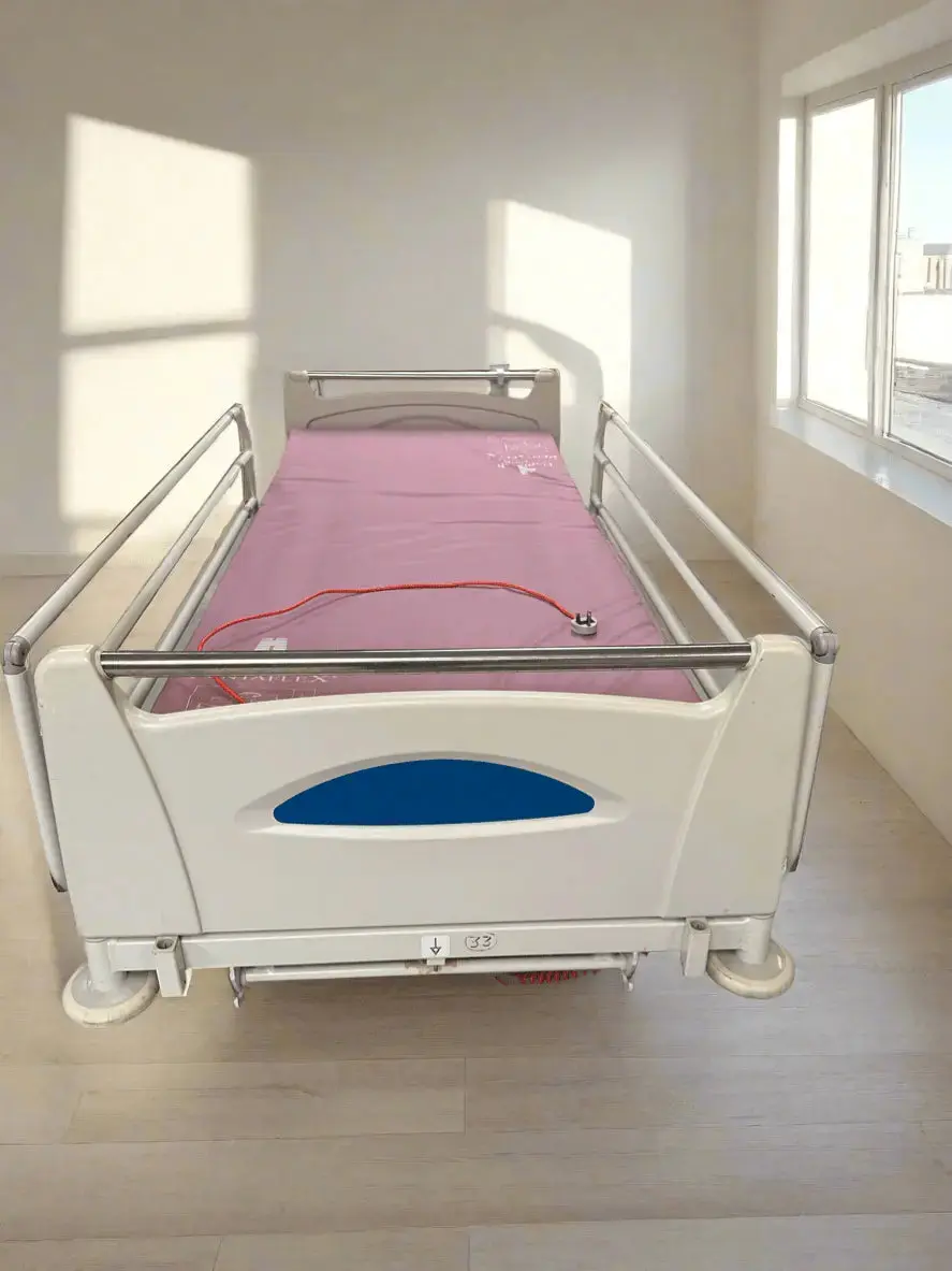 Huntleigh Contoura 480 Electric Hospital Bed with Arjo Pentaflex Mattress - SelfiMed UK