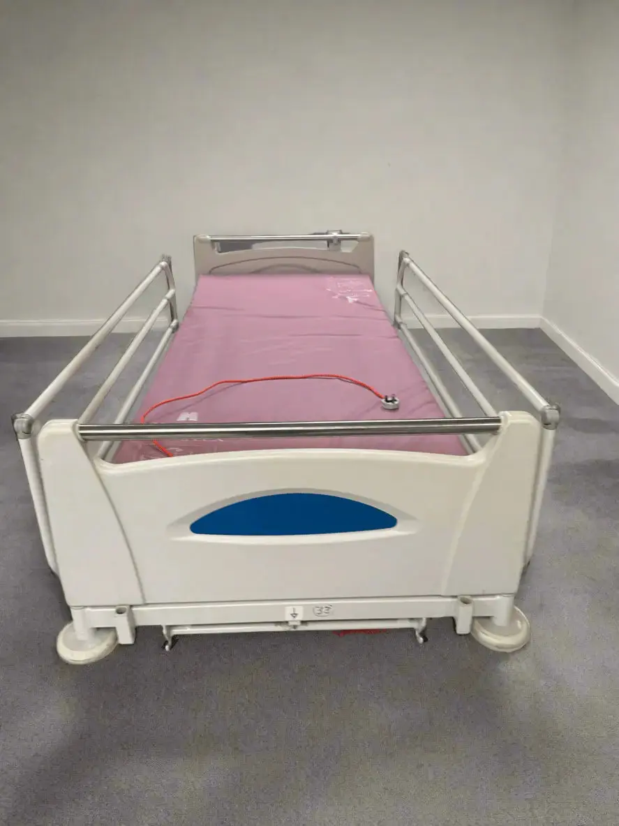 Huntleigh Contoura 480 Electric Hospital Bed with Arjo Pentaflex Mattress - SelfiMed UK