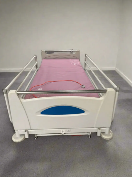 Huntleigh Contoura 480 Electric Hospital Bed with Arjo Pentaflex Mattress - SelfiMed UK