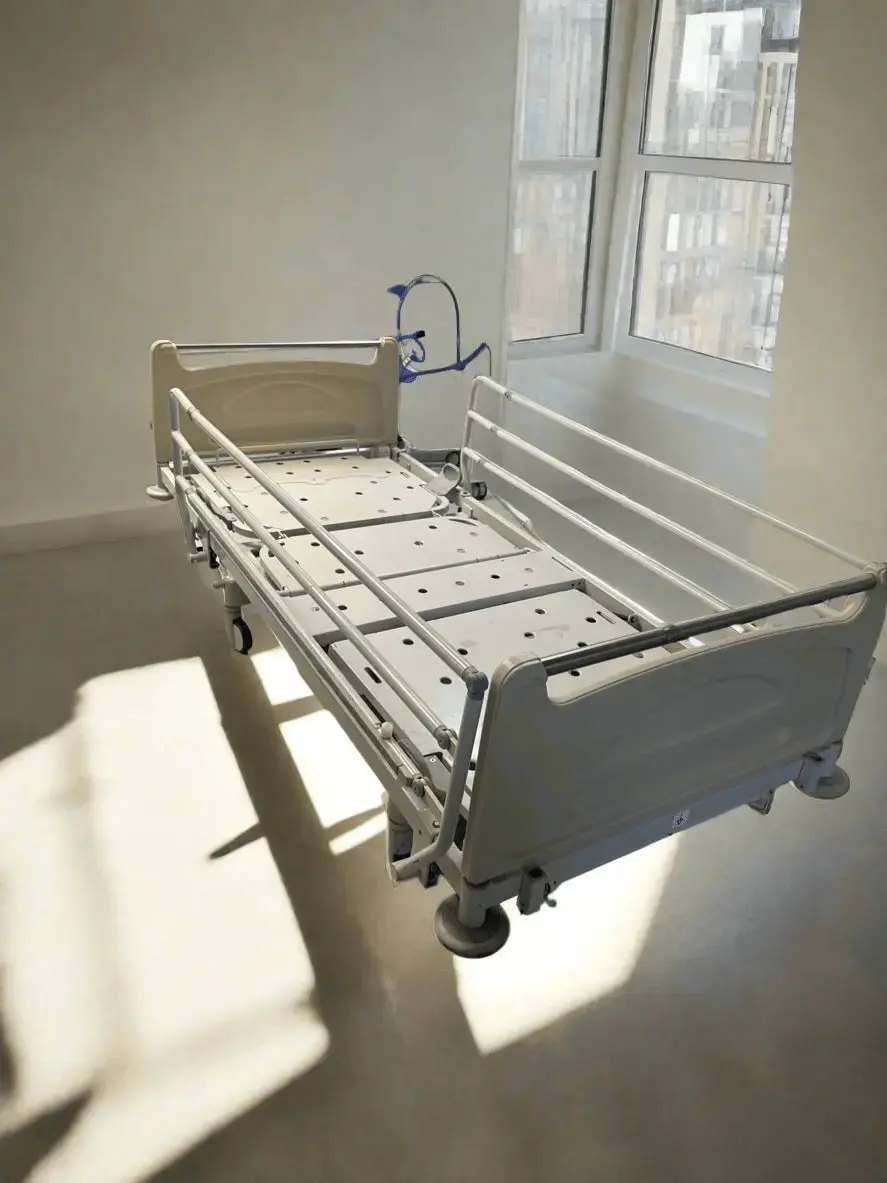 Huntleigh Contoura 480 Electric Hospital Bed with Arjo Pentaflex Mattress - SelfiMed UK