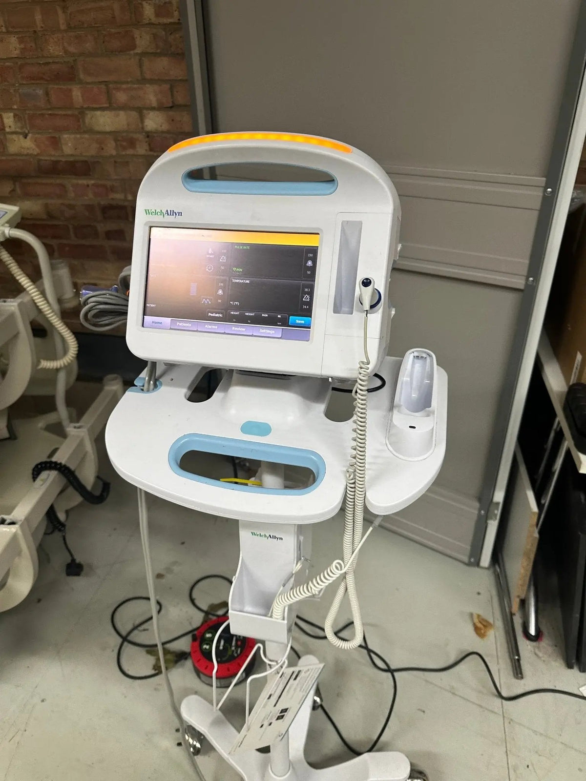 Welch Allyn Connex 6000 Series Vital Signs Monitor with NIBP, SpO2 & Temperature probe - SelfiMed UK