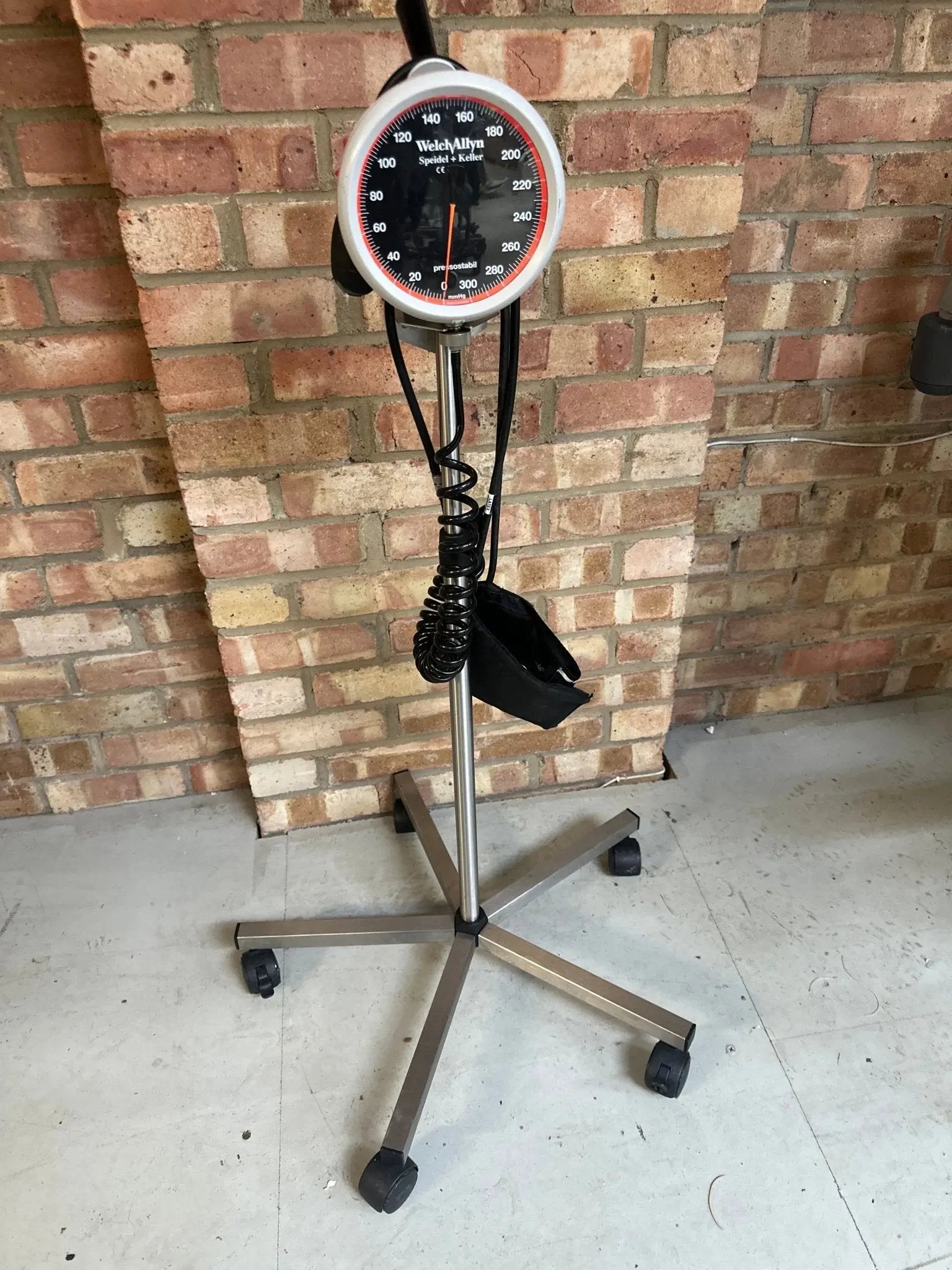 Welch Allyn Maxi - Stabil 3 Sphygmomanometer with Mobile Stand - SelfiMed UK