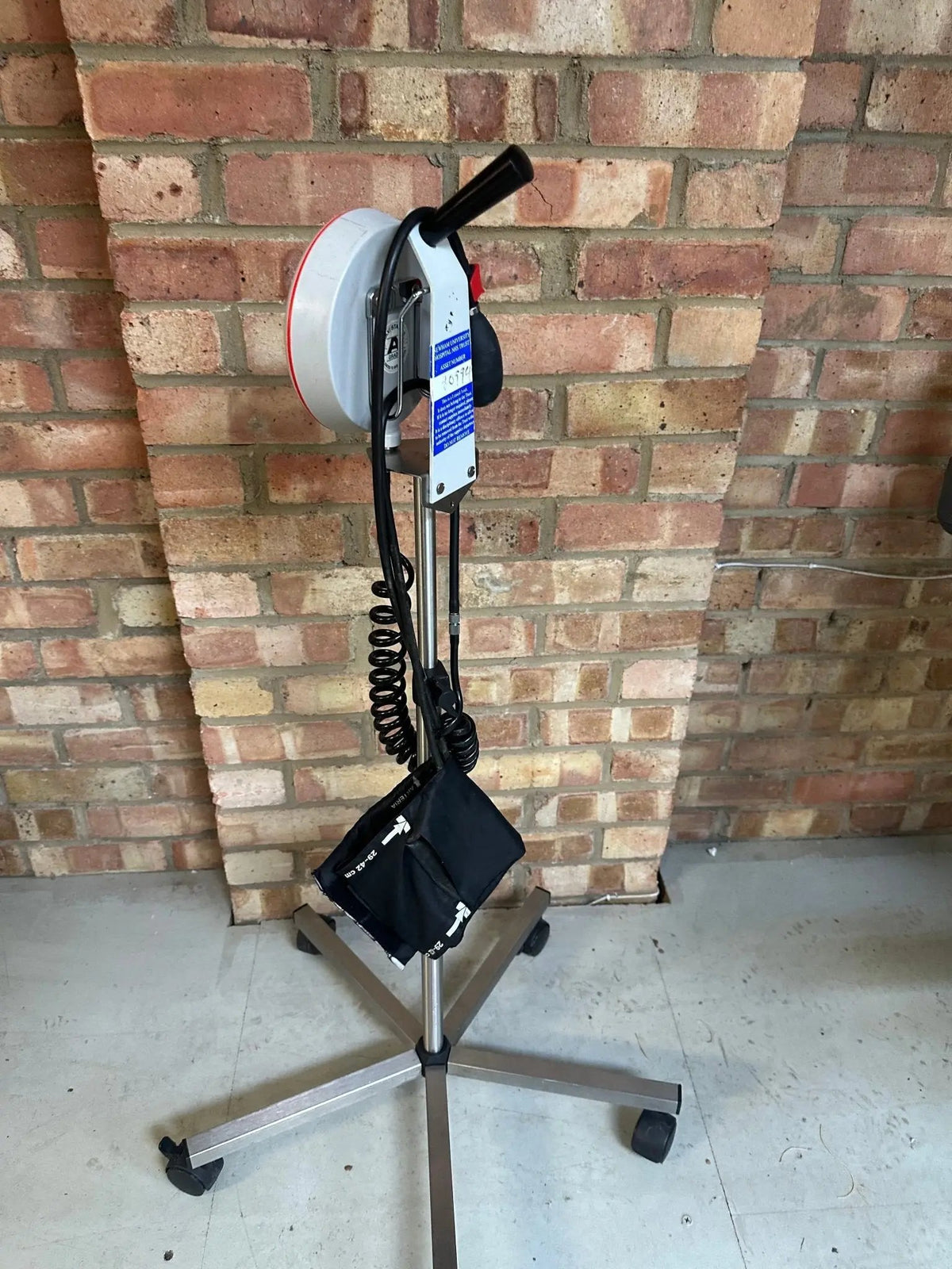 Welch Allyn Maxi - Stabil 3 Sphygmomanometer with Mobile Stand - SelfiMed UK