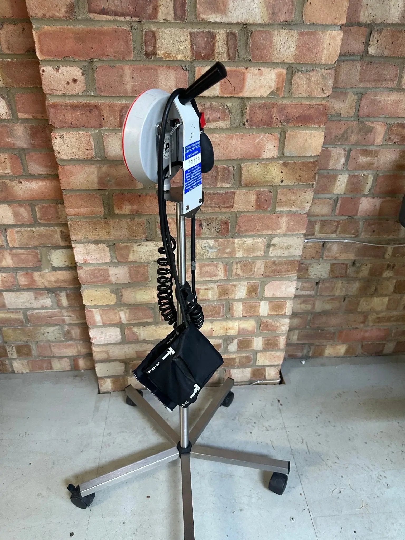 Welch Allyn Maxi - Stabil 3 Sphygmomanometer with Mobile Stand - SelfiMed UK