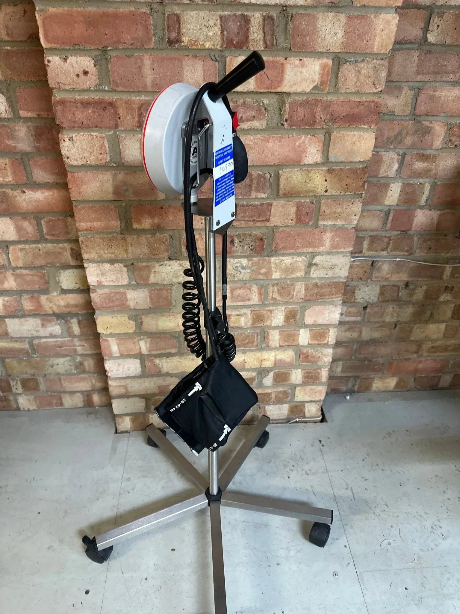 Welch Allyn Maxi - Stabil 3 Sphygmomanometer with Mobile Stand - SelfiMed UK