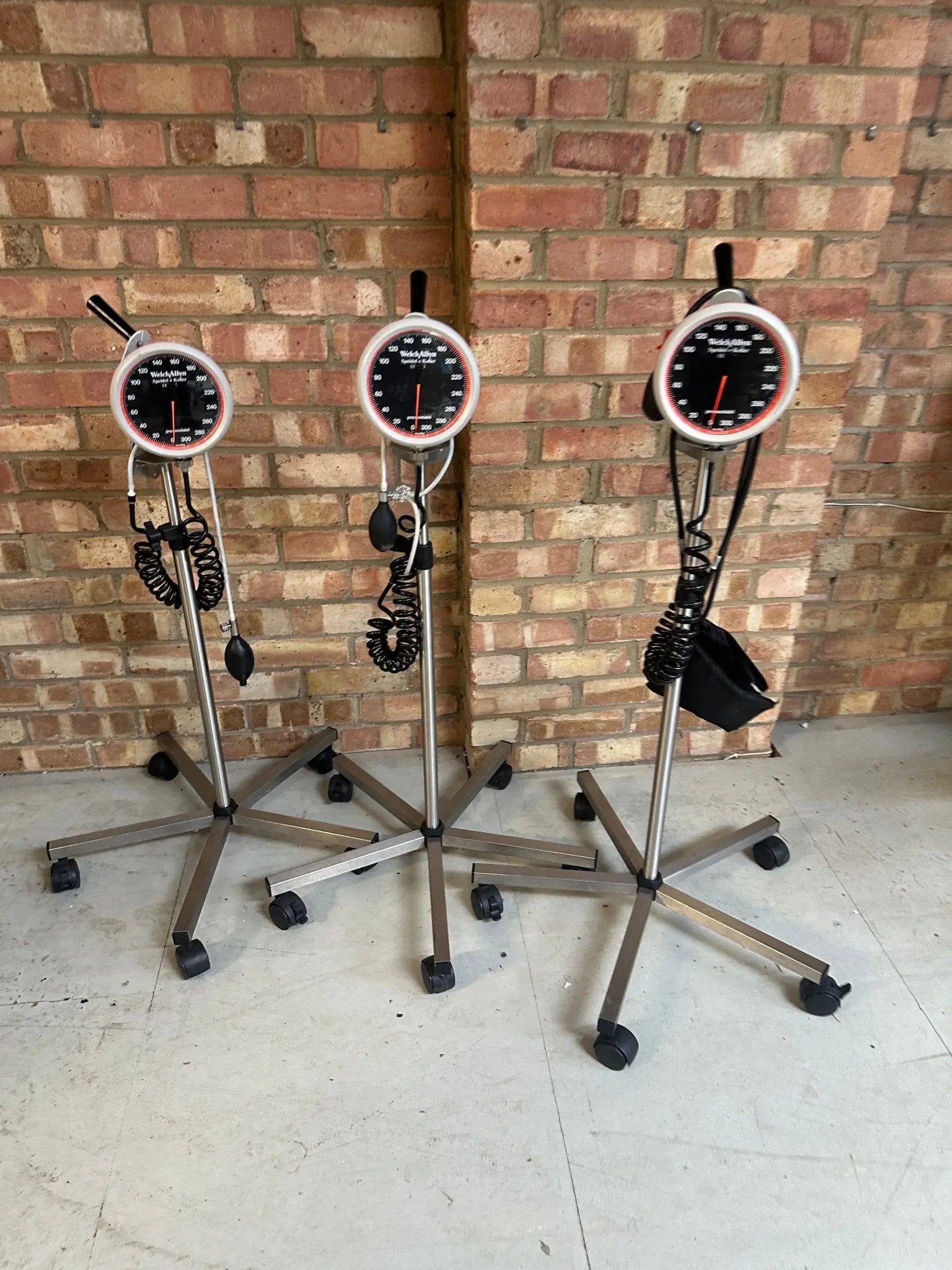 Welch Allyn Maxi - Stabil 3 Sphygmomanometer with Mobile Stand - SelfiMed UK