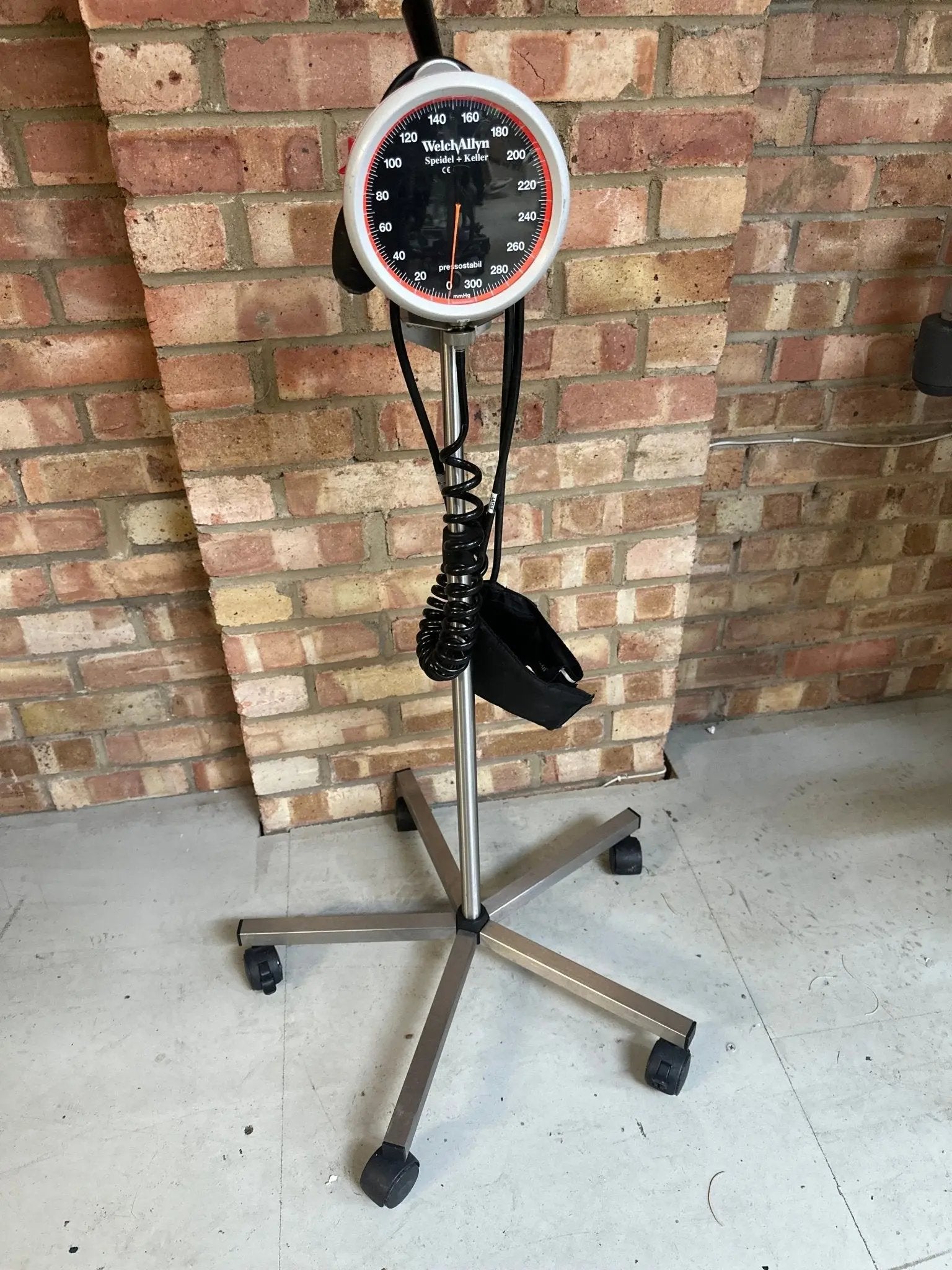 Welch Allyn Maxi - Stabil 3 Sphygmomanometer with Mobile Stand - SelfiMed UK