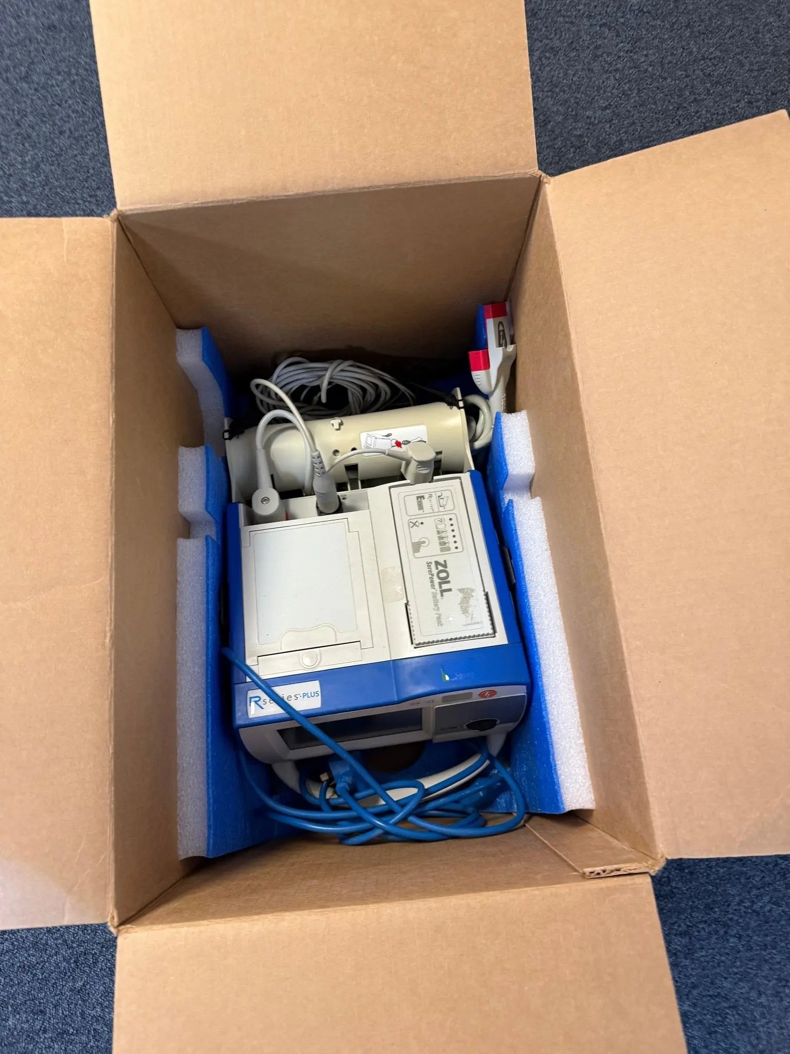 Zoll R - Series Plus Defibrillator with Pacing Function in Box with Battery - SelfiMed UK