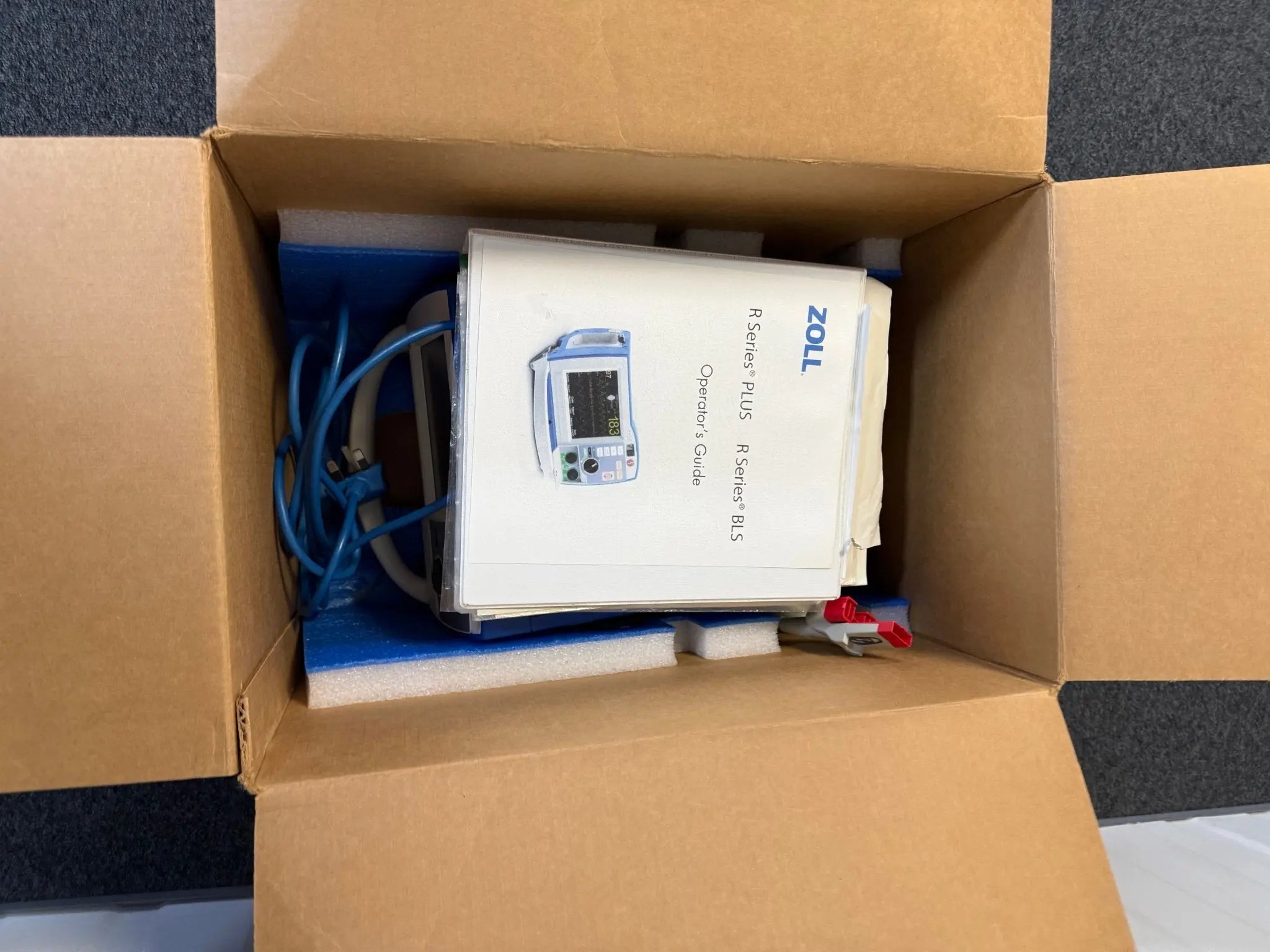 Zoll R - Series Plus Defibrillator with Pacing Function in Box with Battery - SelfiMed UK