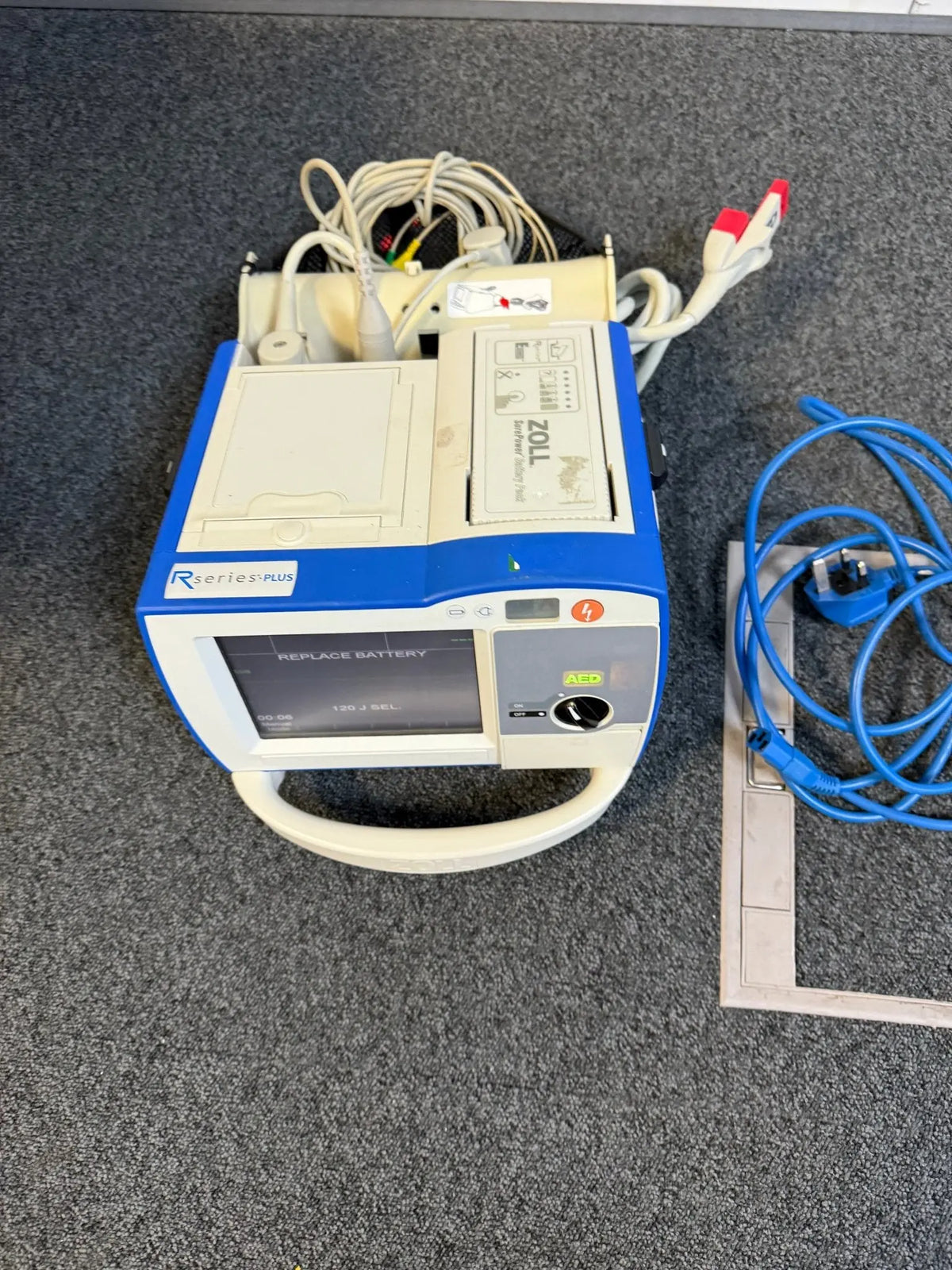 Zoll R - Series Plus Defibrillator with Pacing Function in Box with Battery - SelfiMed UK