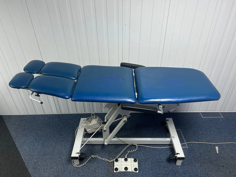 Plinth 2000 Tilting Divided Podiatry Chair - SelfiMed UK
