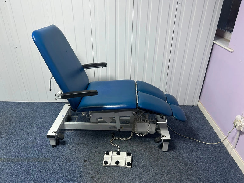 Plinth 2000 Tilting Divided Podiatry Chair - SelfiMed UK