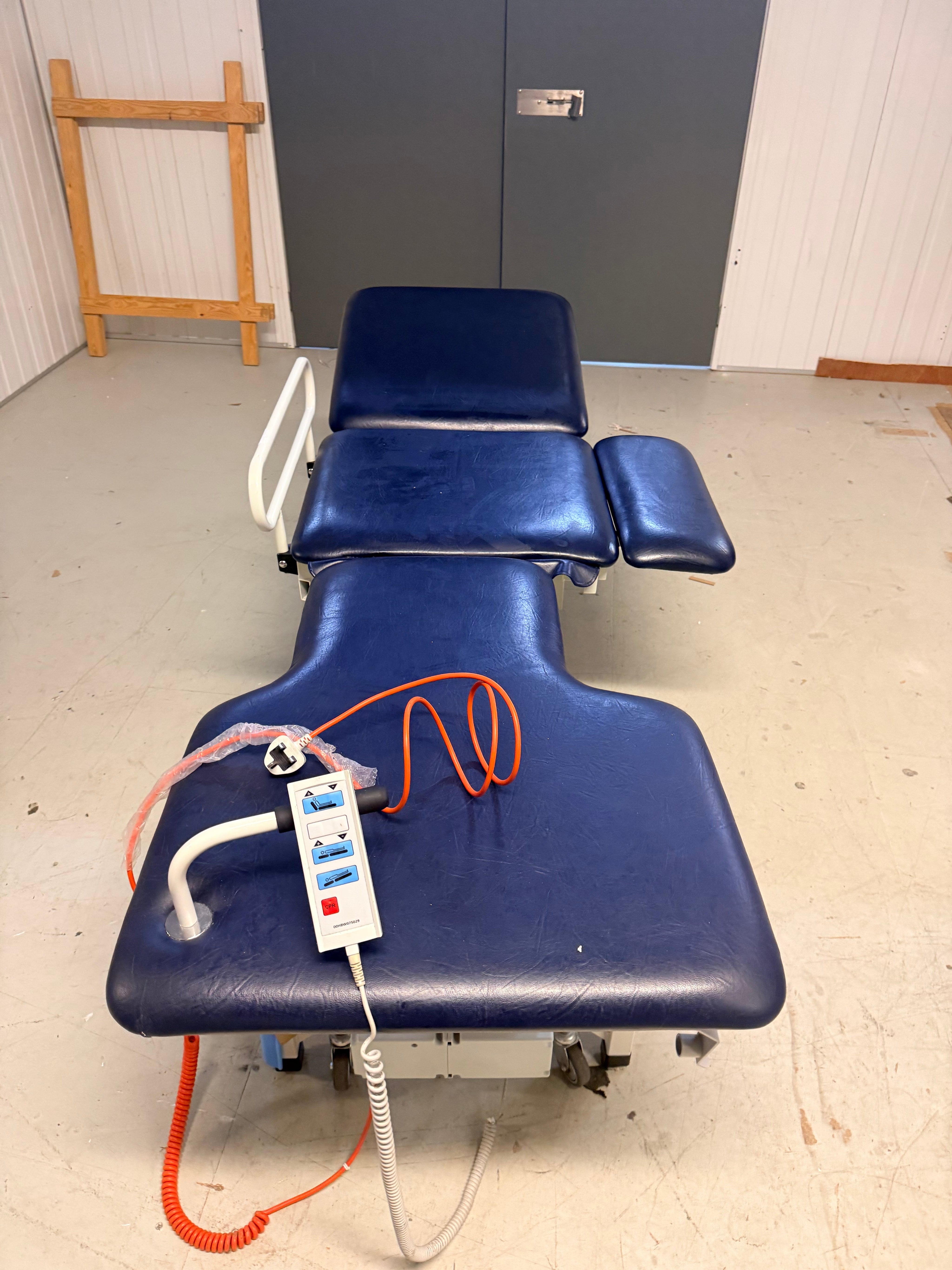 ArjoHuntleigh Electric Examination Couch with Controller SelfiMed UK