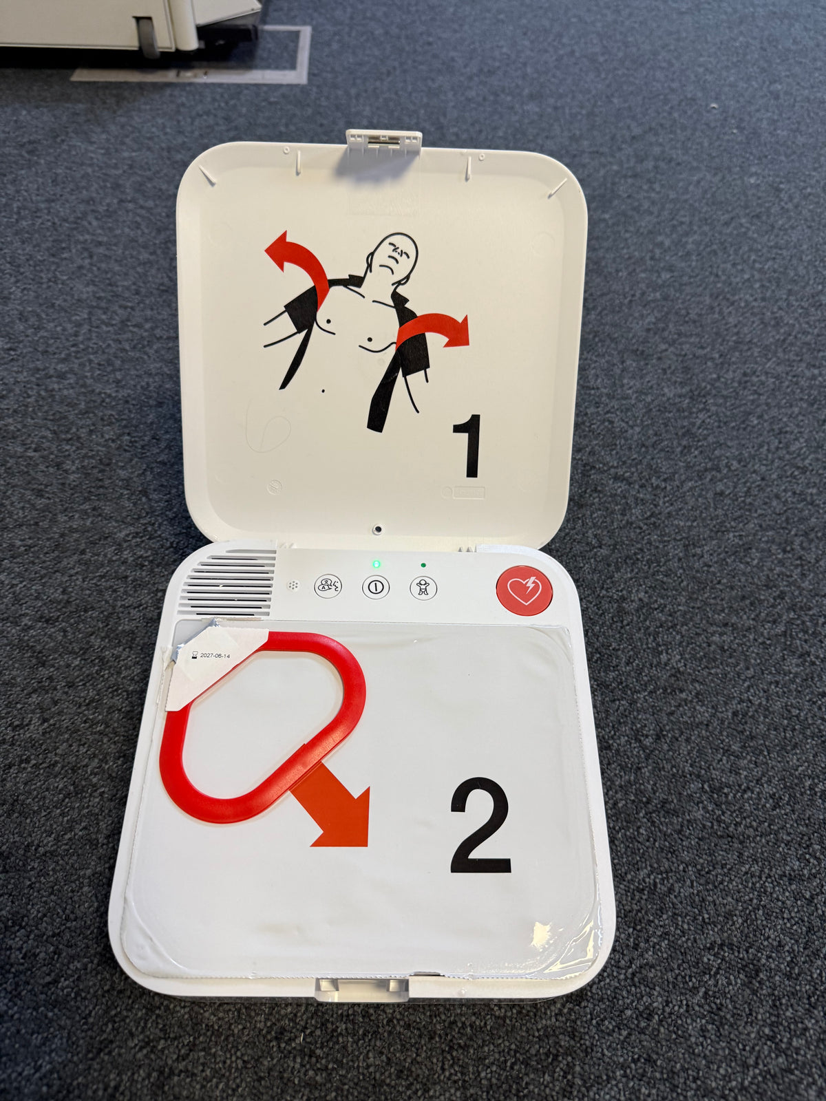 AED with QUIK-STEP electrode pack
