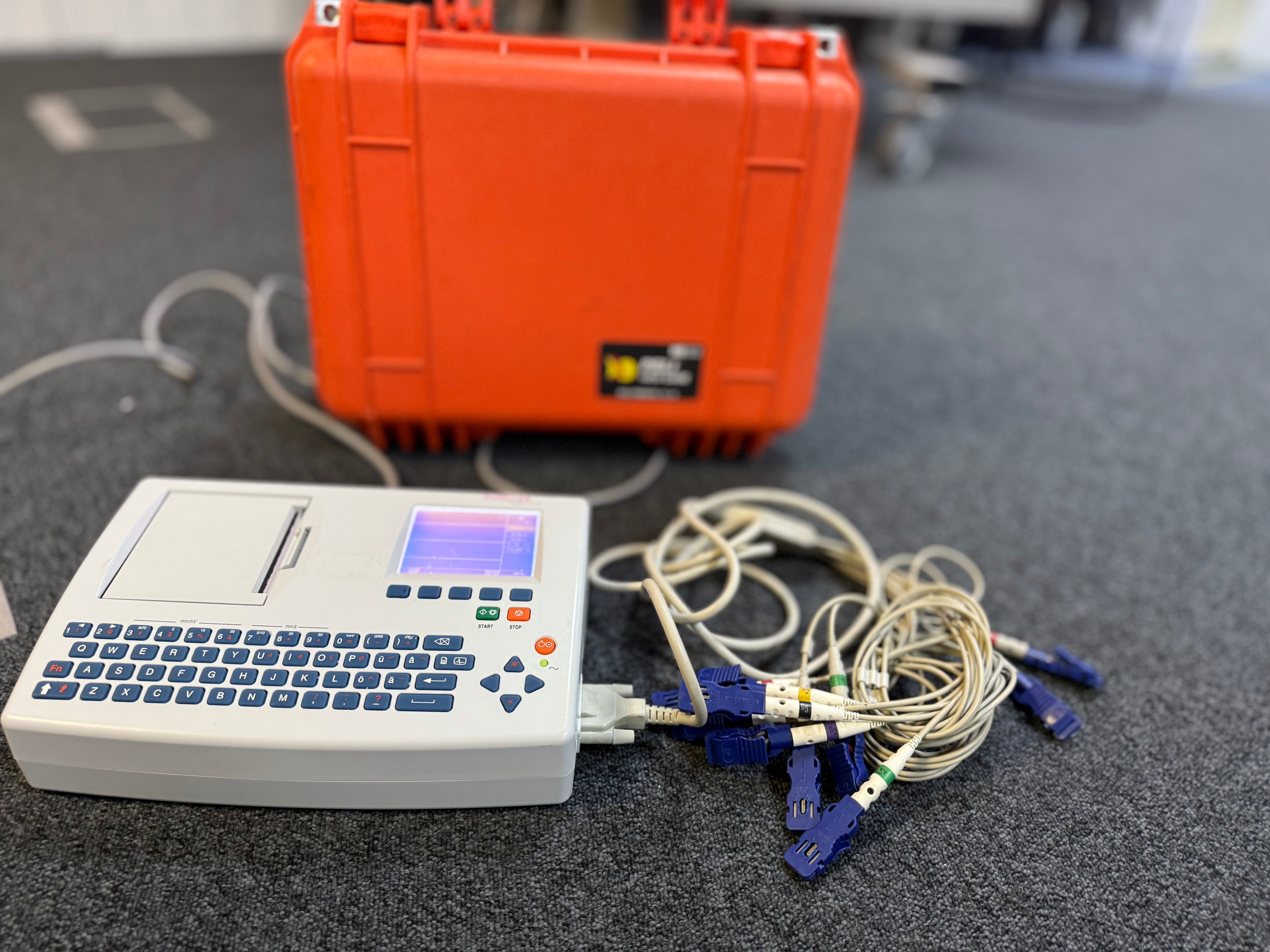 AT-101 ECG system packed with accessories in transport case