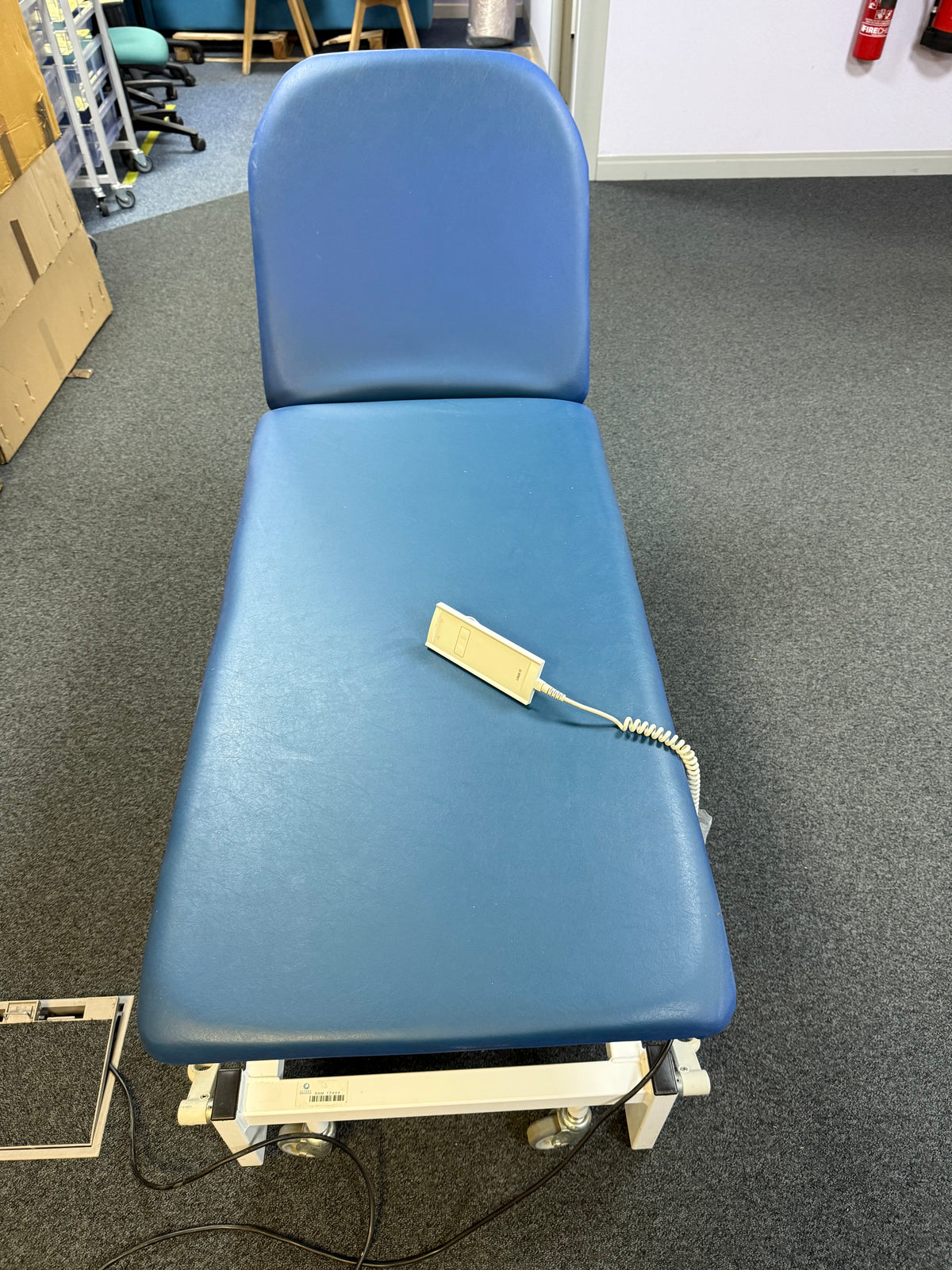 Adjustable examination couch with retractable castors for mobility