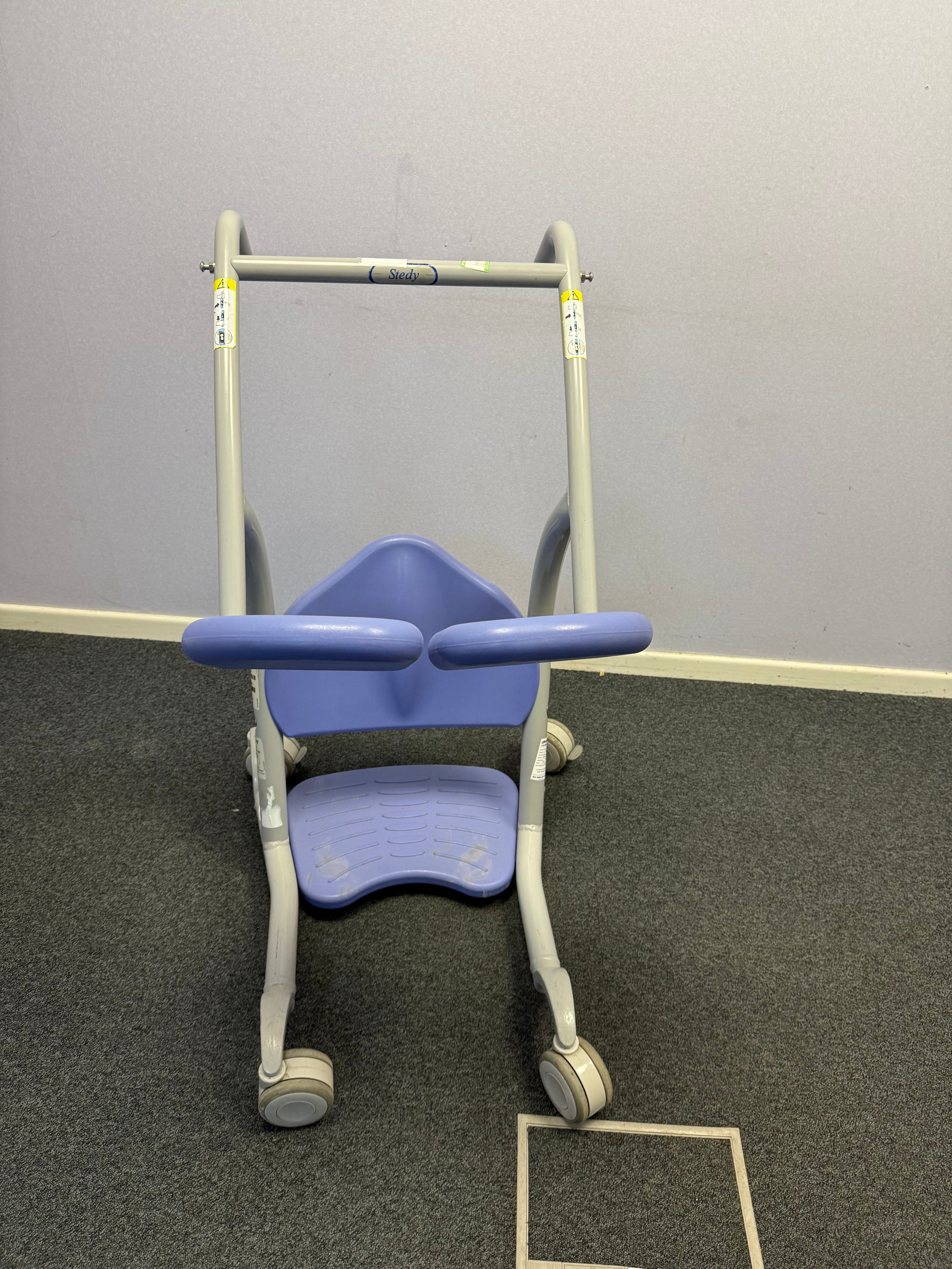 Arjo transfer device with support handle and knee pad