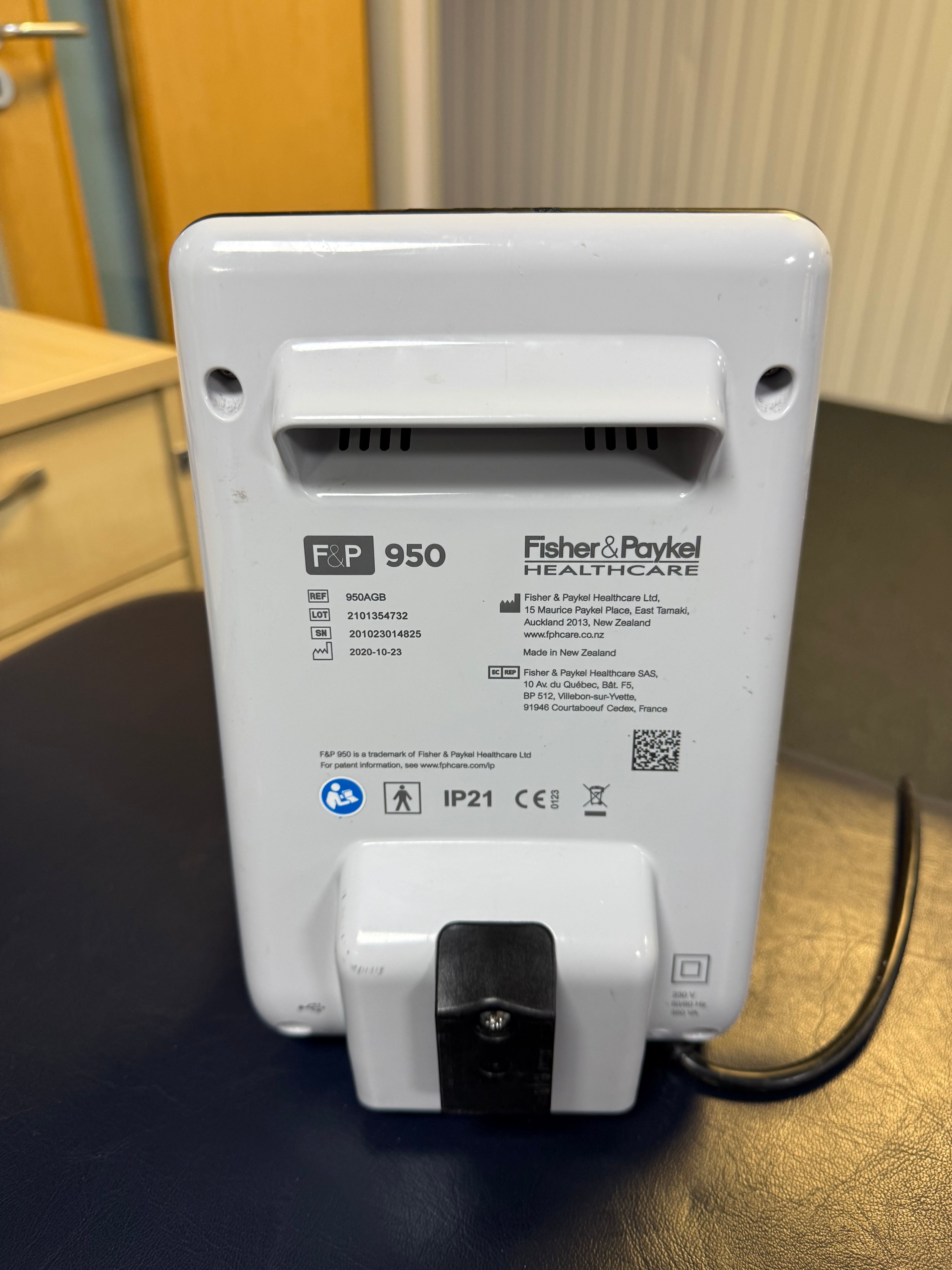 Back View of the F&P 950 integrated touchscreen interface in clinical use