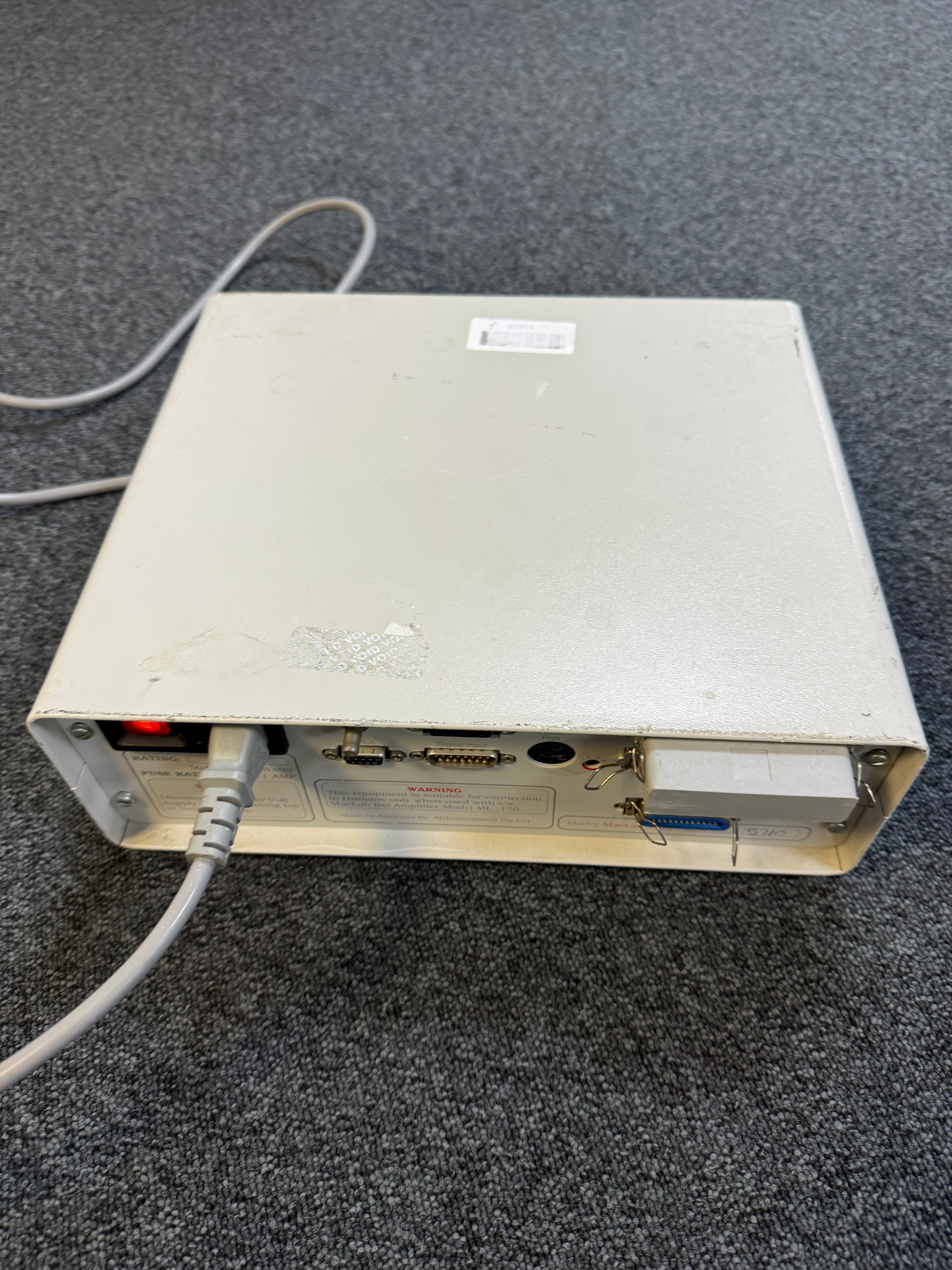 Top view of MacLab/4e with BNC trigger and channel ports