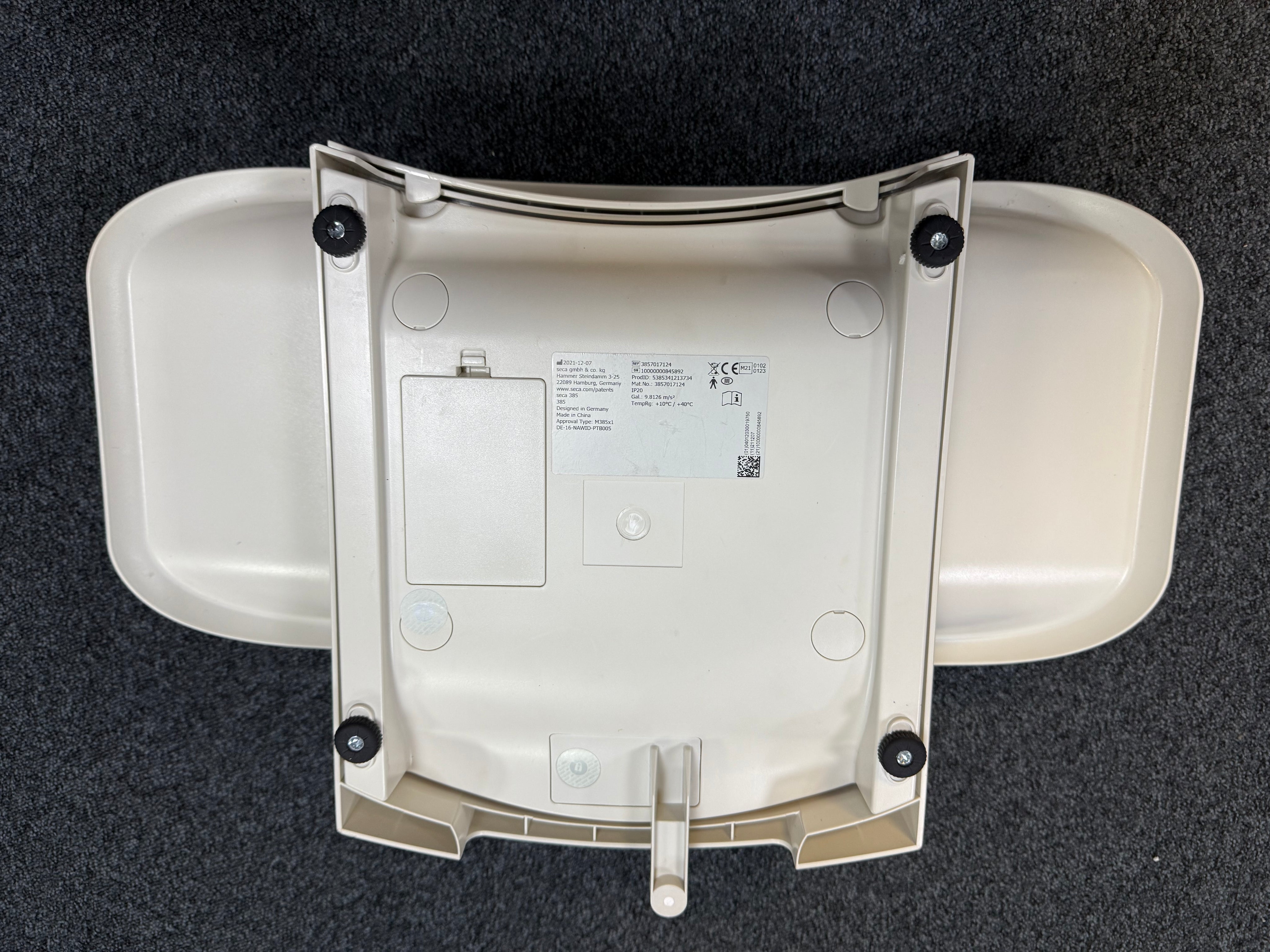 Bottom view of Seca 385 Baby Weighing Scale with detachable tray for infants