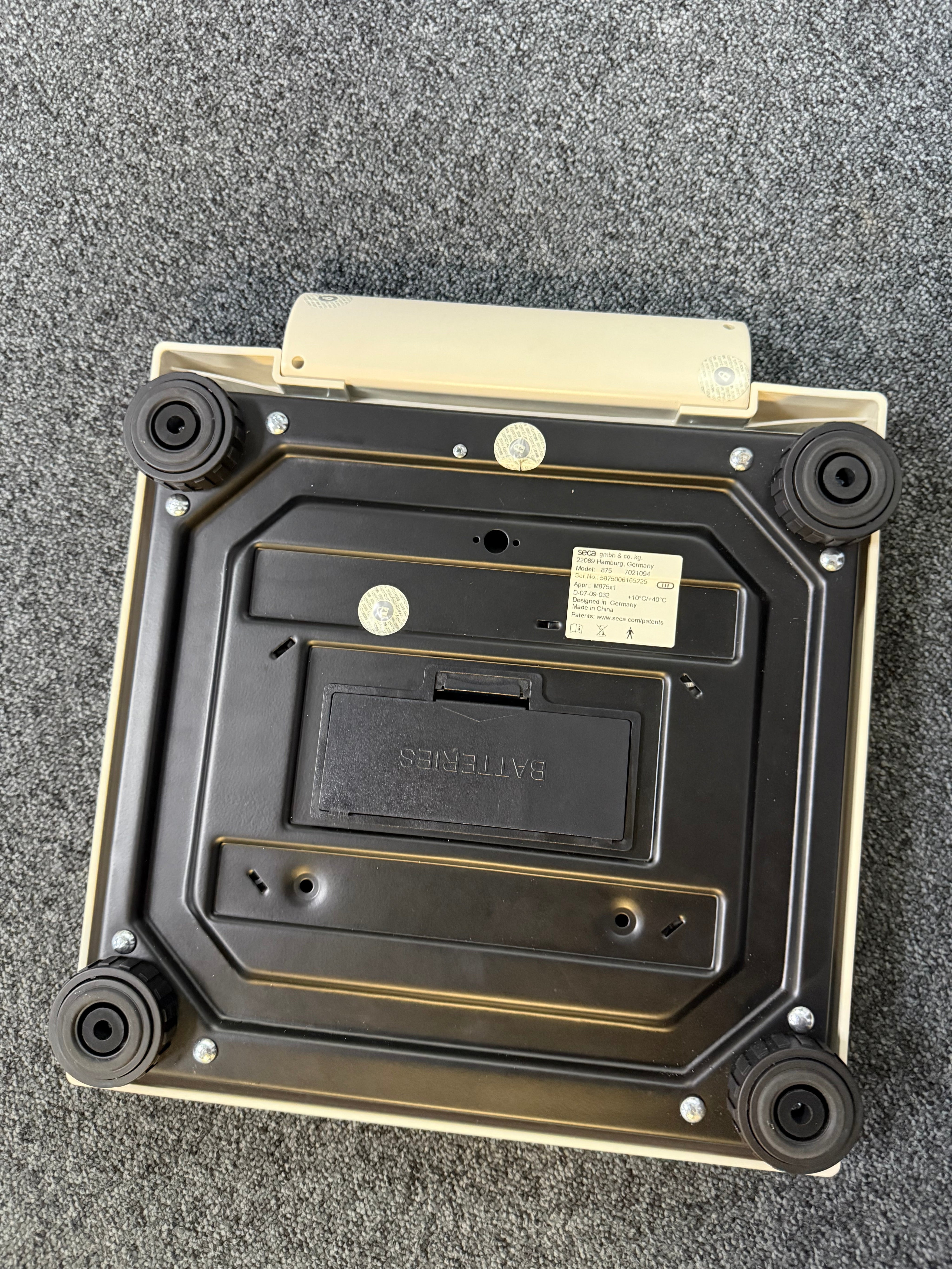 Bottom view of Seca 877 Class III Electronic Flat Scale with integrated foot pedal