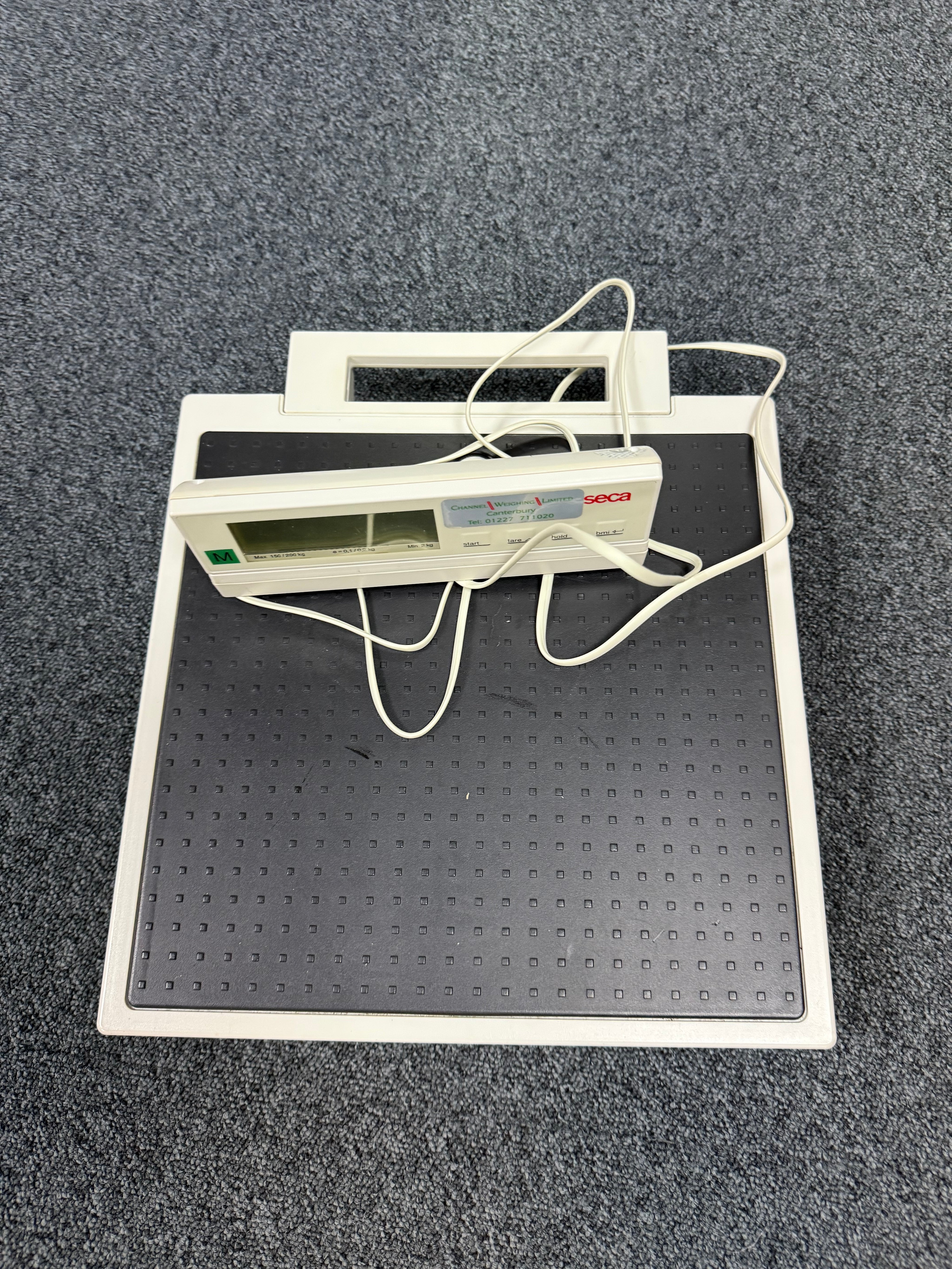 Close-up of Seca 877 scale's non-slip platform and display