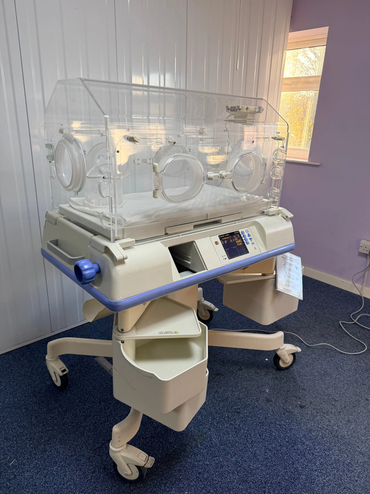 Draeger Air Shields Isolette C2000 Incubator SelfiMed UK