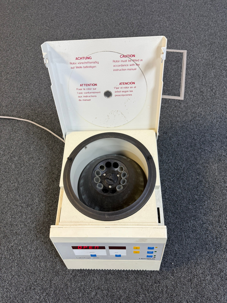 Heraeus Labofuge 200 Centrifuge