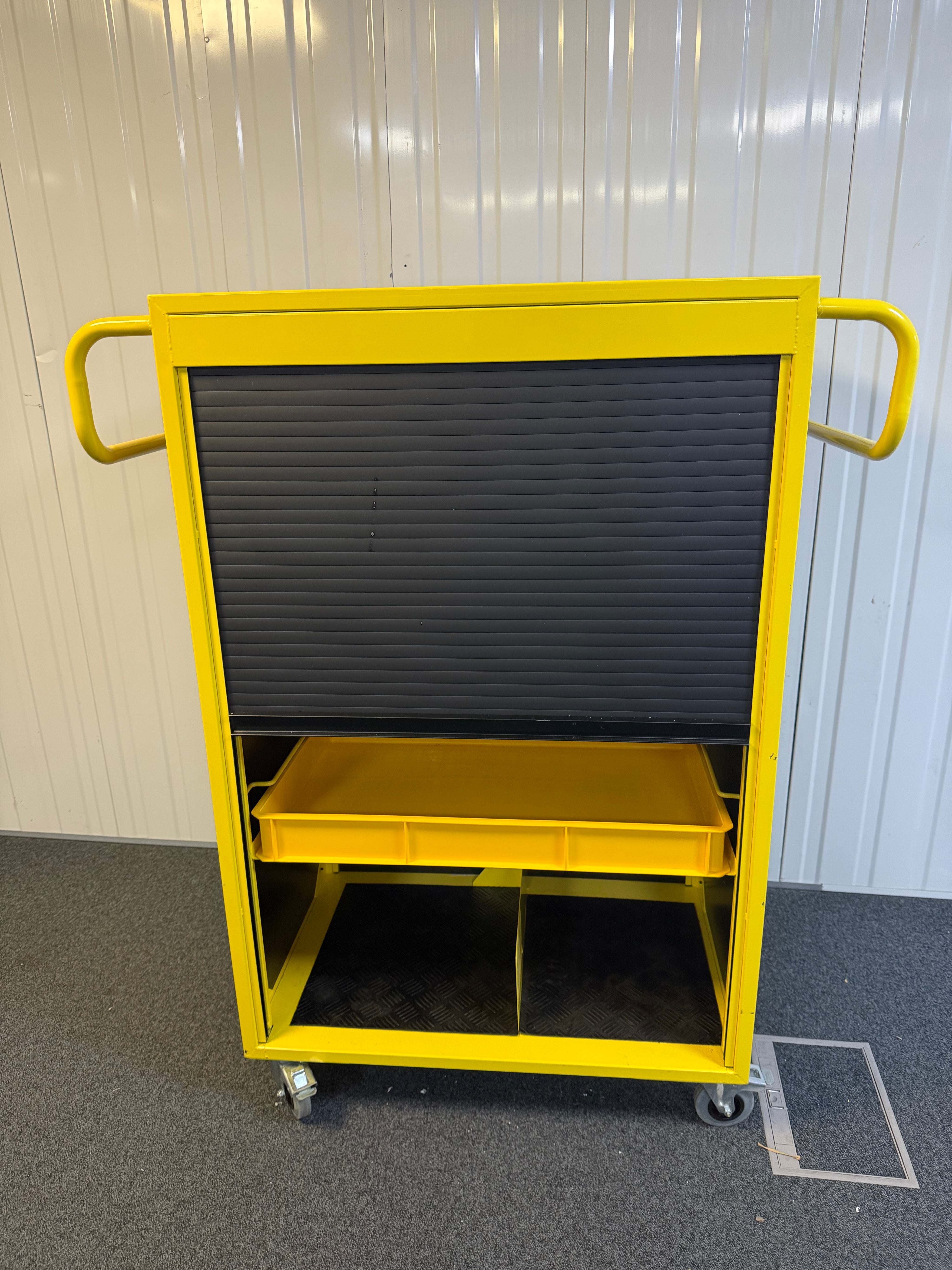 Front-facing GBUK Banana Response Cabinet used in emergency and clinical care settings