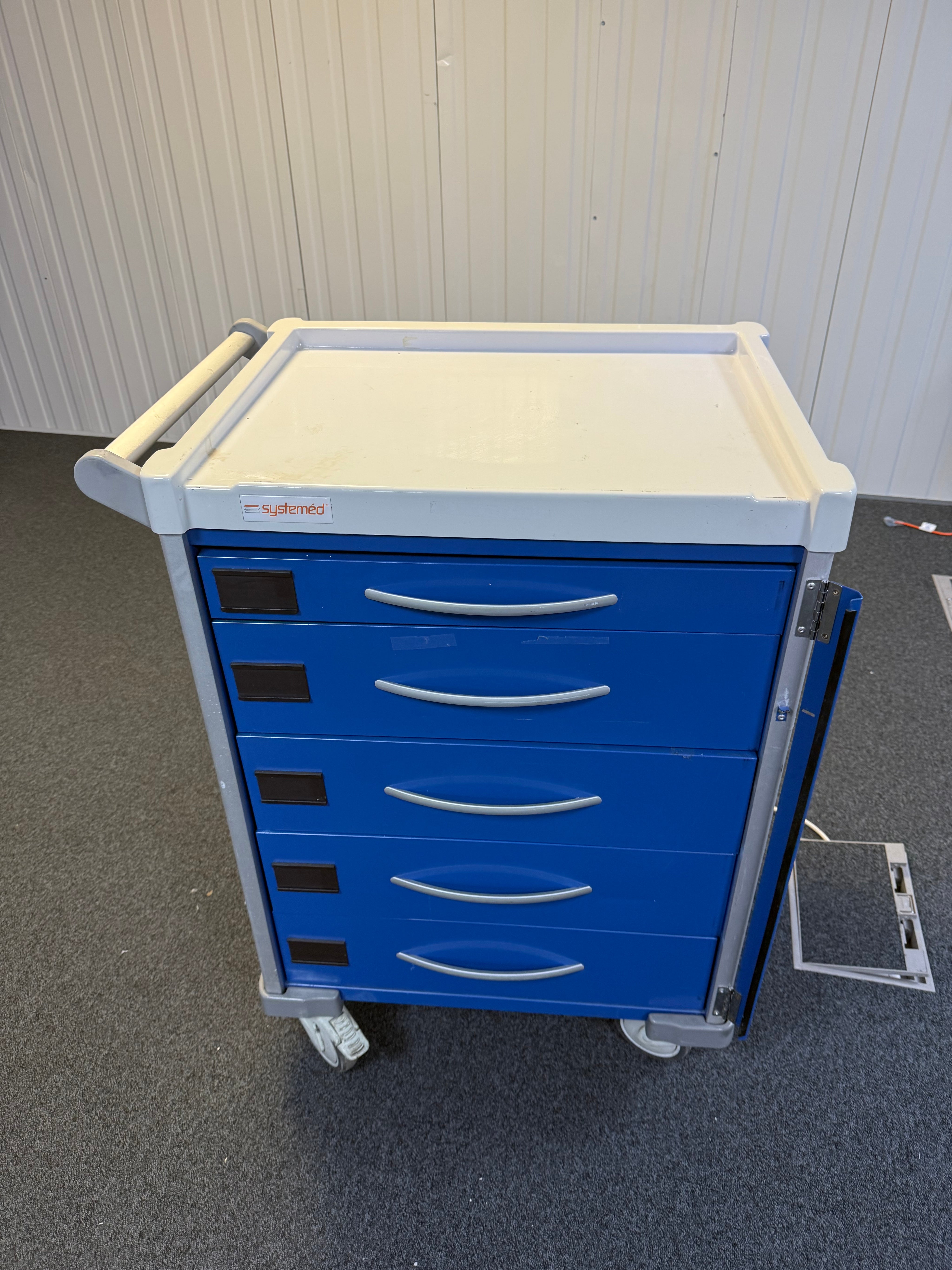 Front View of Mobile Systemed Crash Trolley with lockable casters for stability
