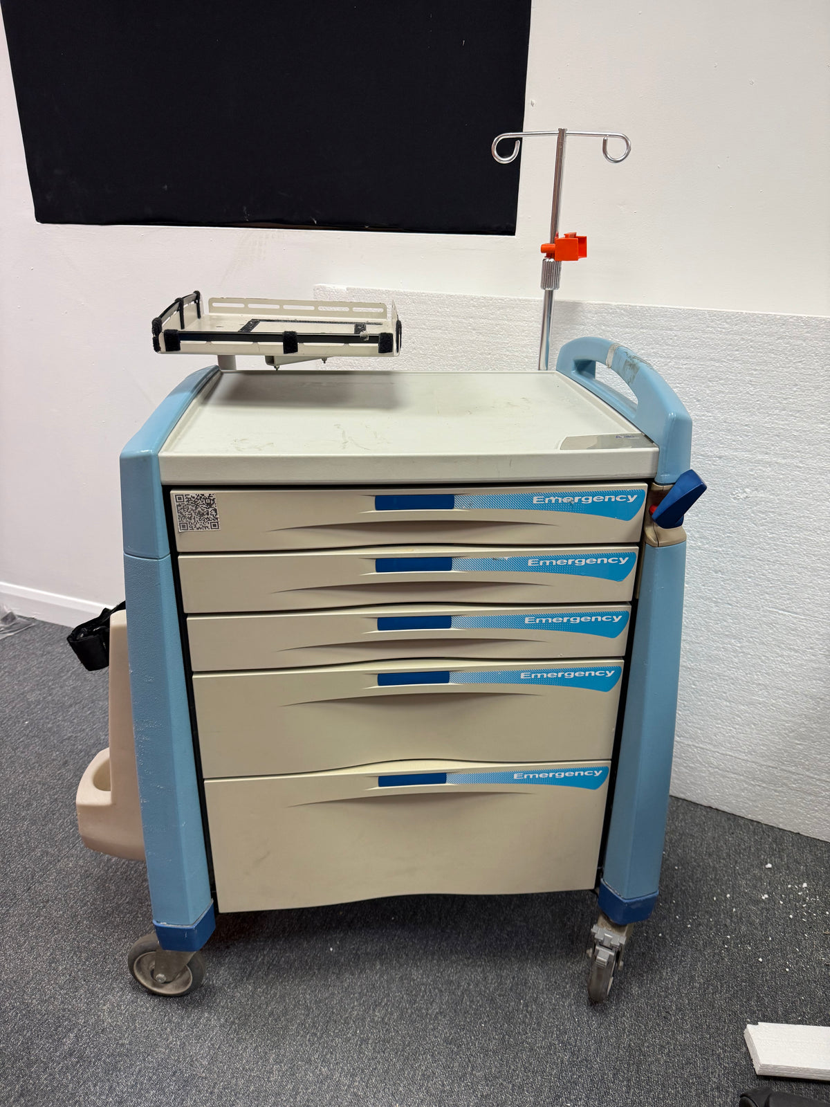 Medical crash cart with breakaway lock and smooth drawer design