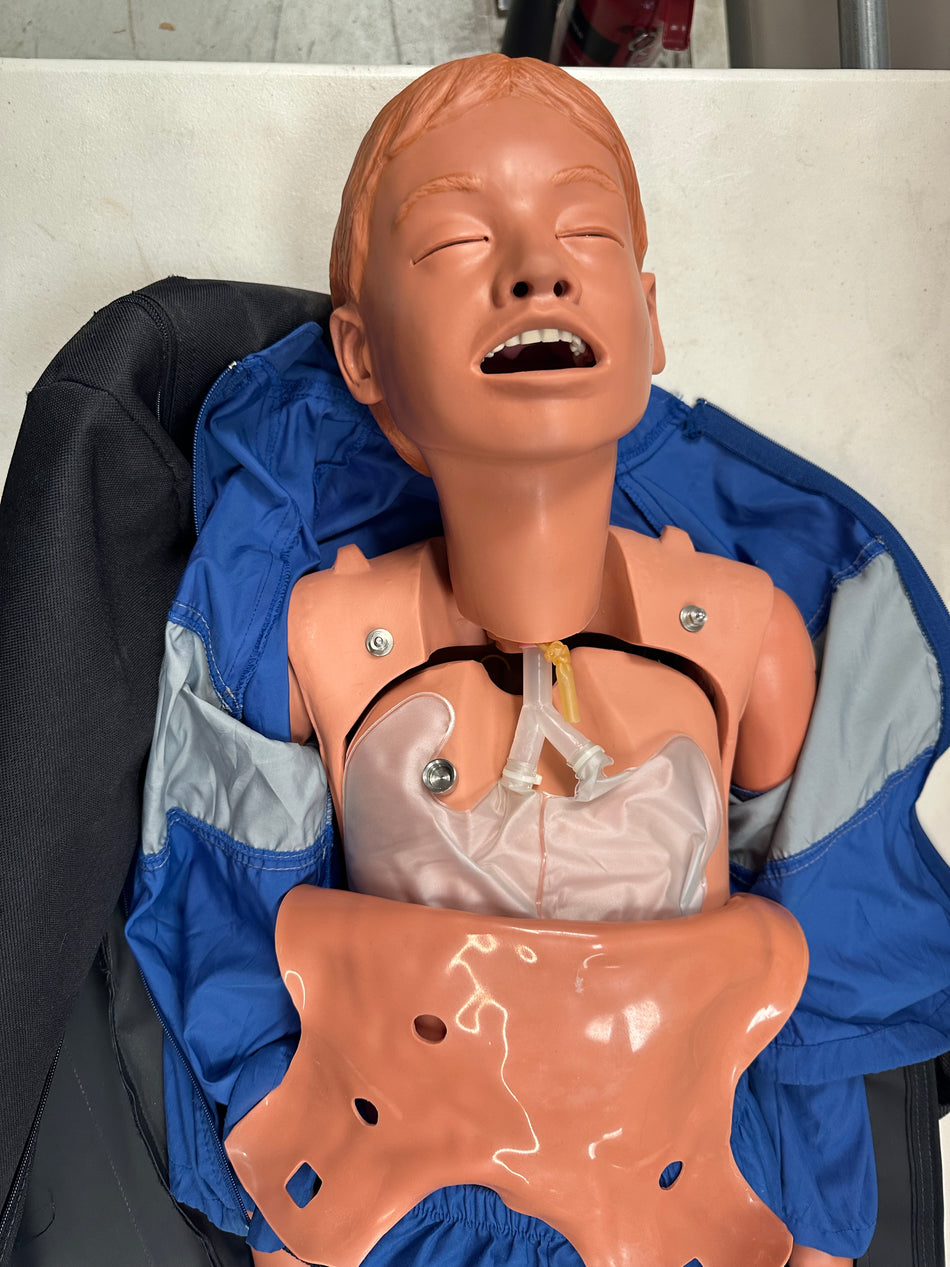 Demonstration of endotracheal intubation using the manikin