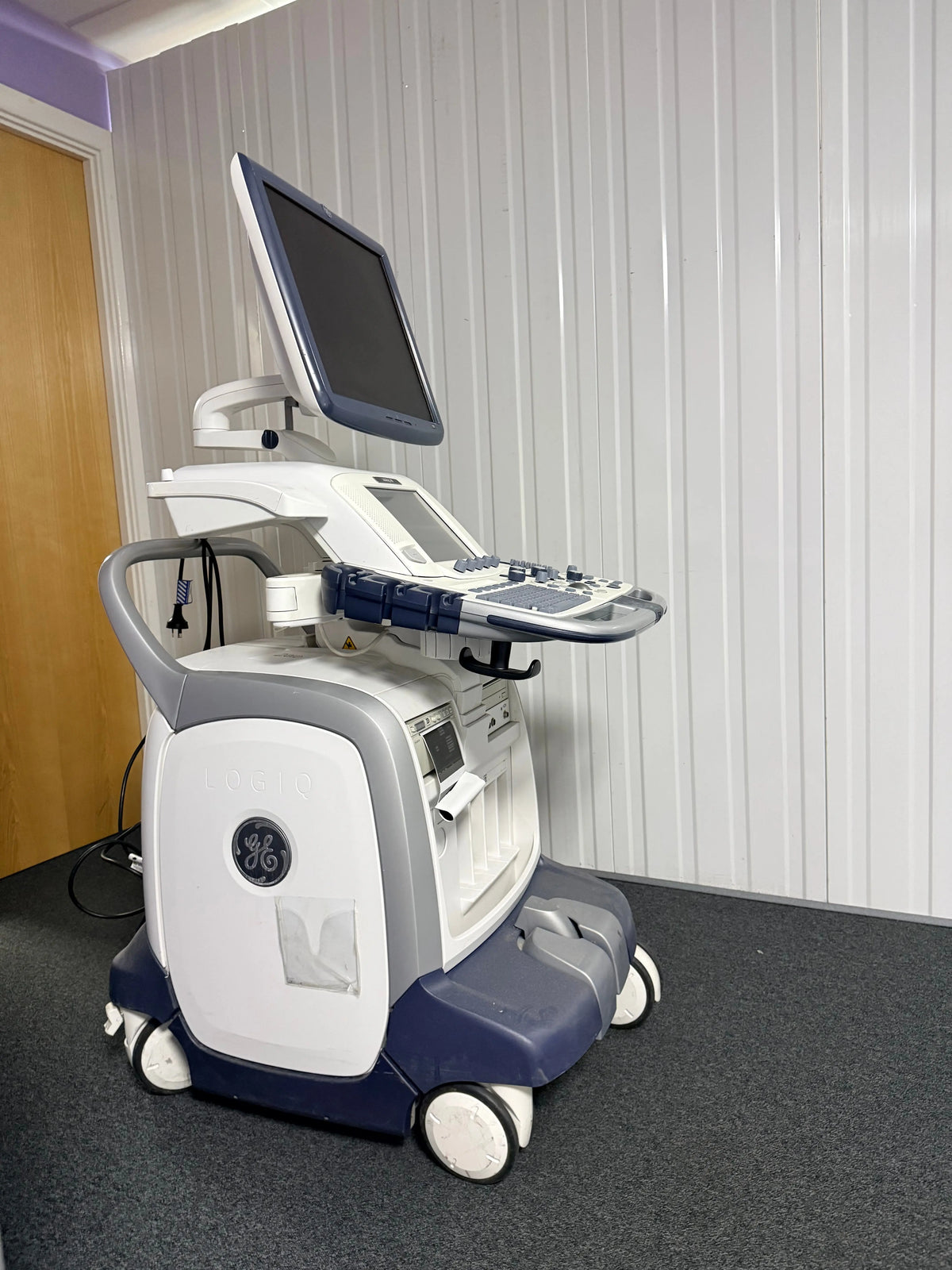 GE Logiq E9 Flat Screen Ultrasound Scanner Model 5205000-4 (2010) with with Sony UP-D897 Digital Graphic Printer SelfiMed UK