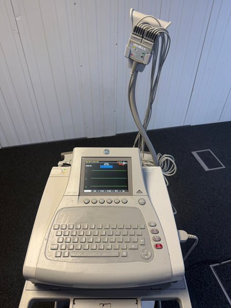 Compact and portable GE MAC 3500 ECG machine for cardiac diagnostics.